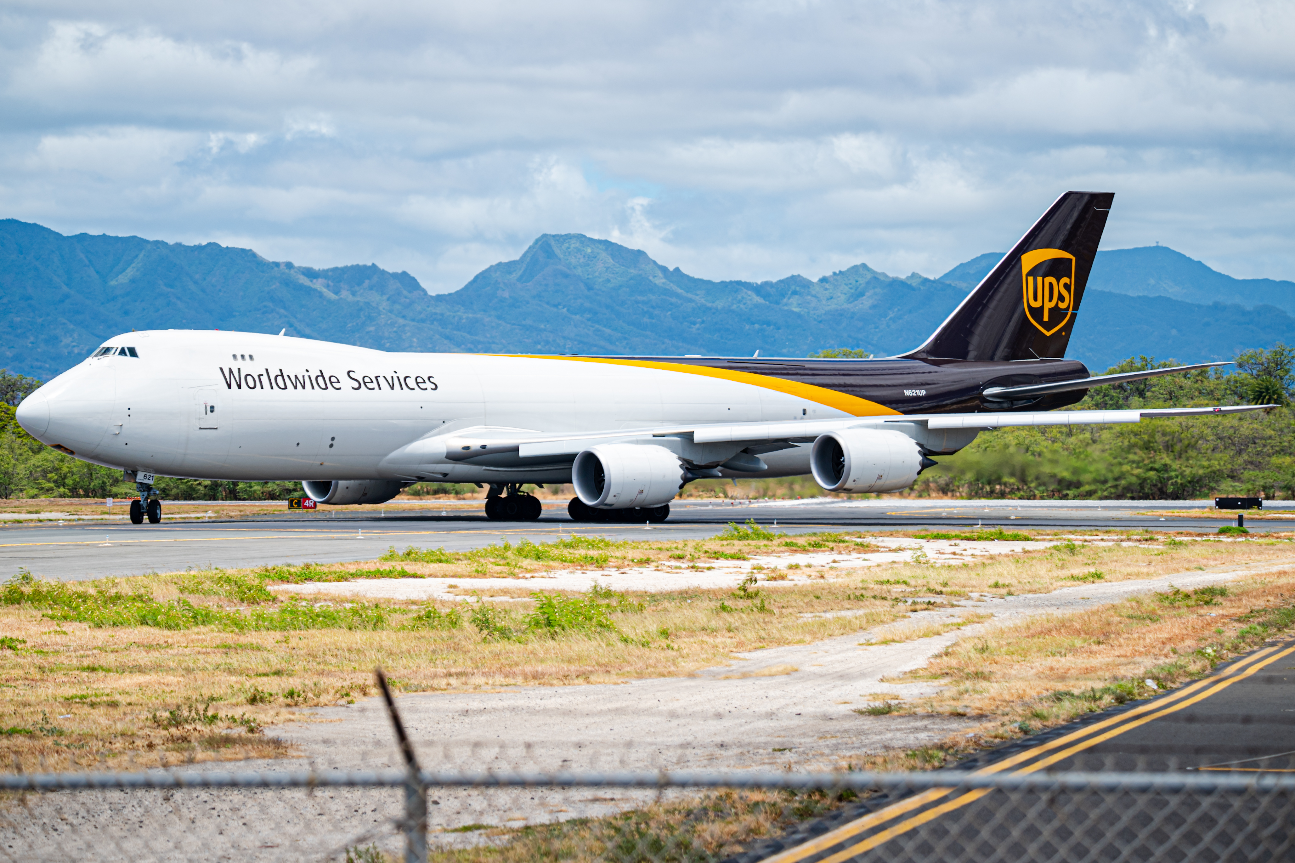 Full size: United Parcel Service Boeing 747-8F N621UP at Daniel K Inouye International Airport
