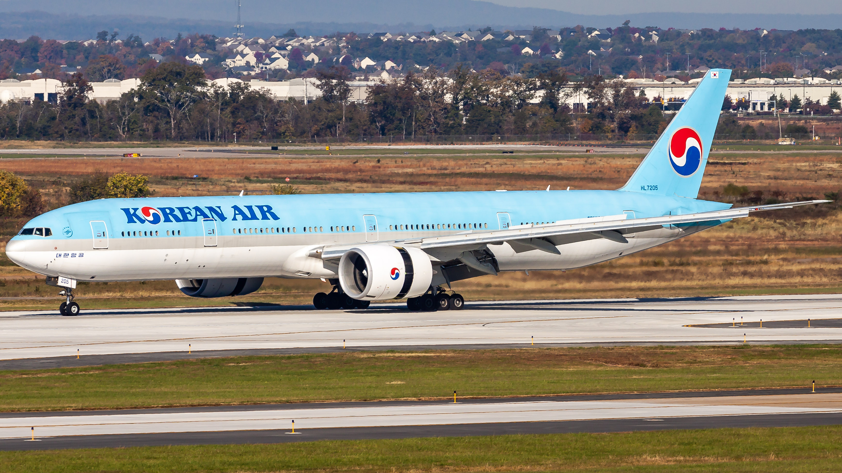 Full size: Korean Air Boeing 777-300ER HL 7205 at Washington Dulles International Airport