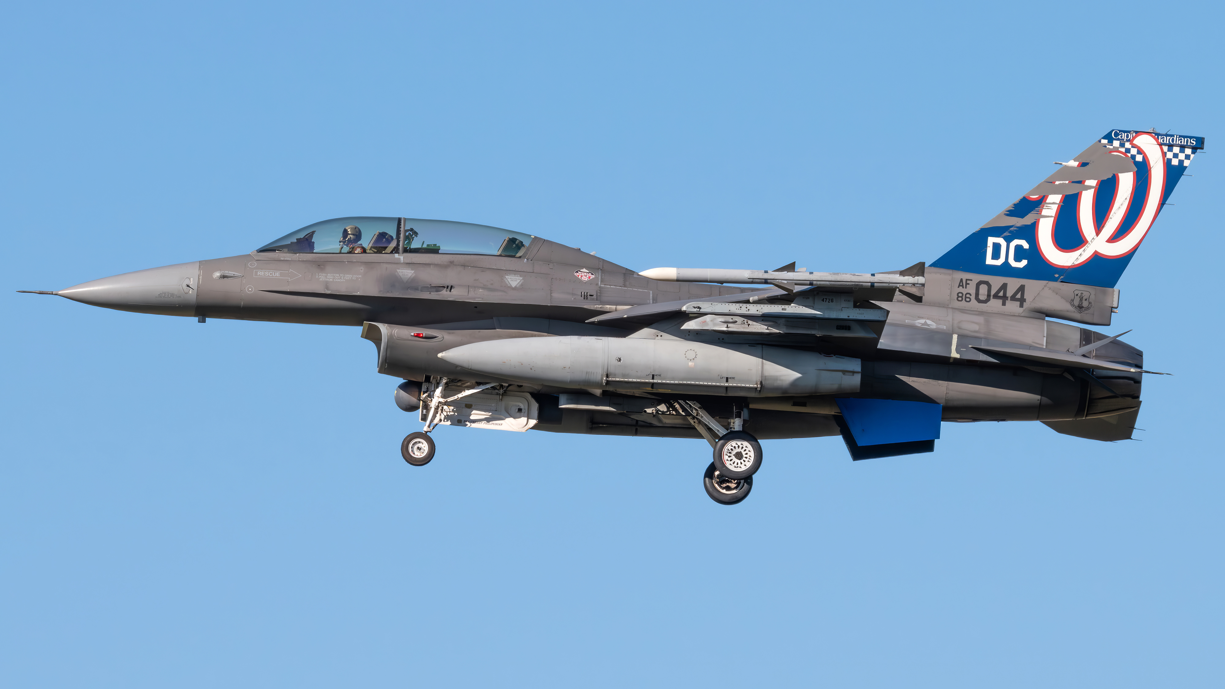 Full size: USAF - United States Air Force General Dynamics F-16 Fighting Falcon 86-0044 at Joint Base Andrews