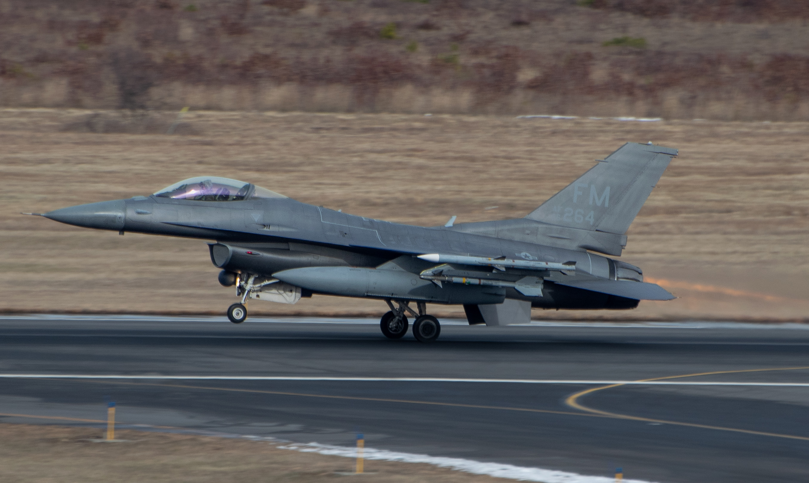 Full size: USAF - United States Air Force General Dynamics F-16 Fighting Falcon 86-0264 at Atlantic City International Airport