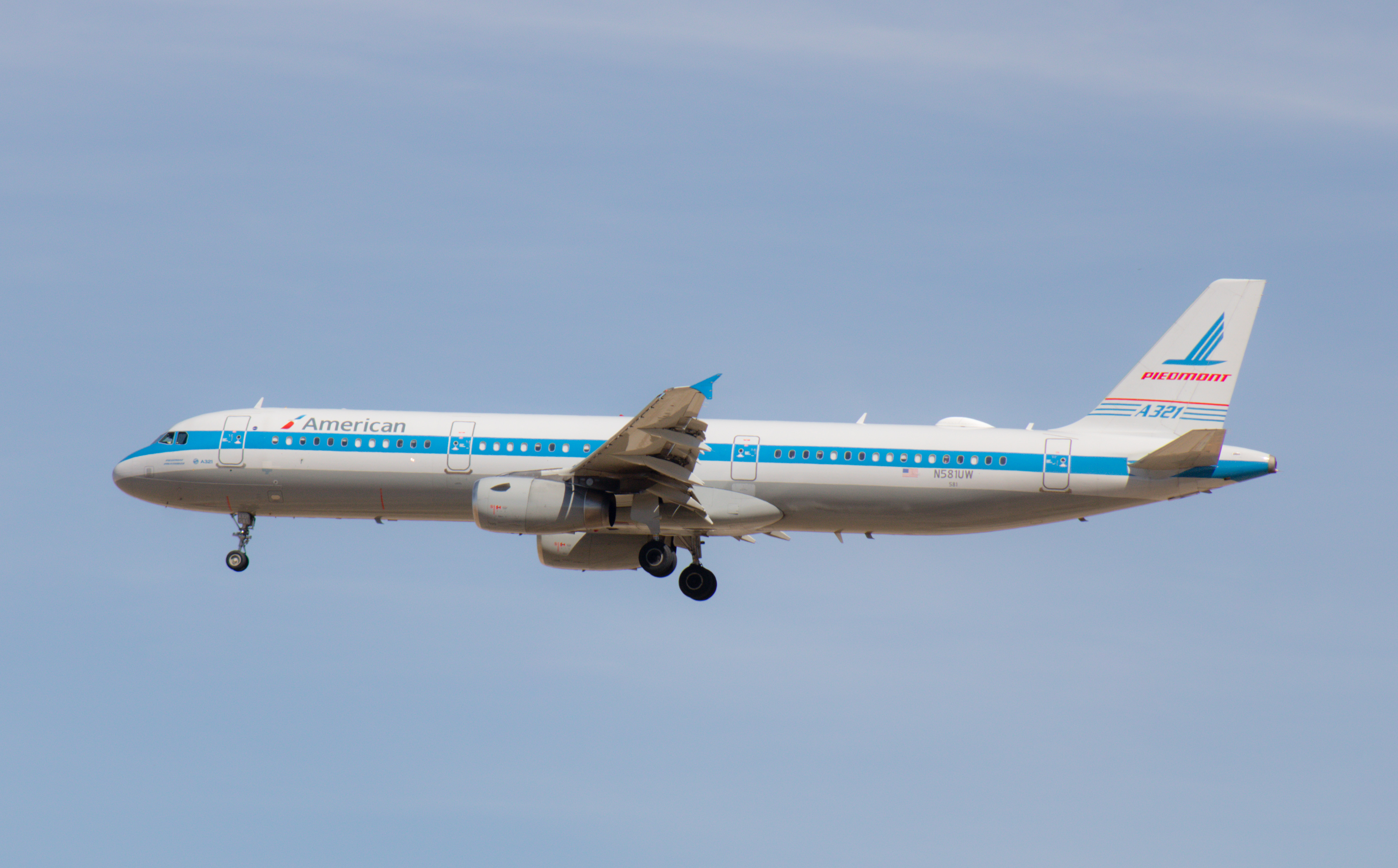 Full size: American Airlines Airbus A321-200 N581UW at Boise Air Terminal/Gowen Field