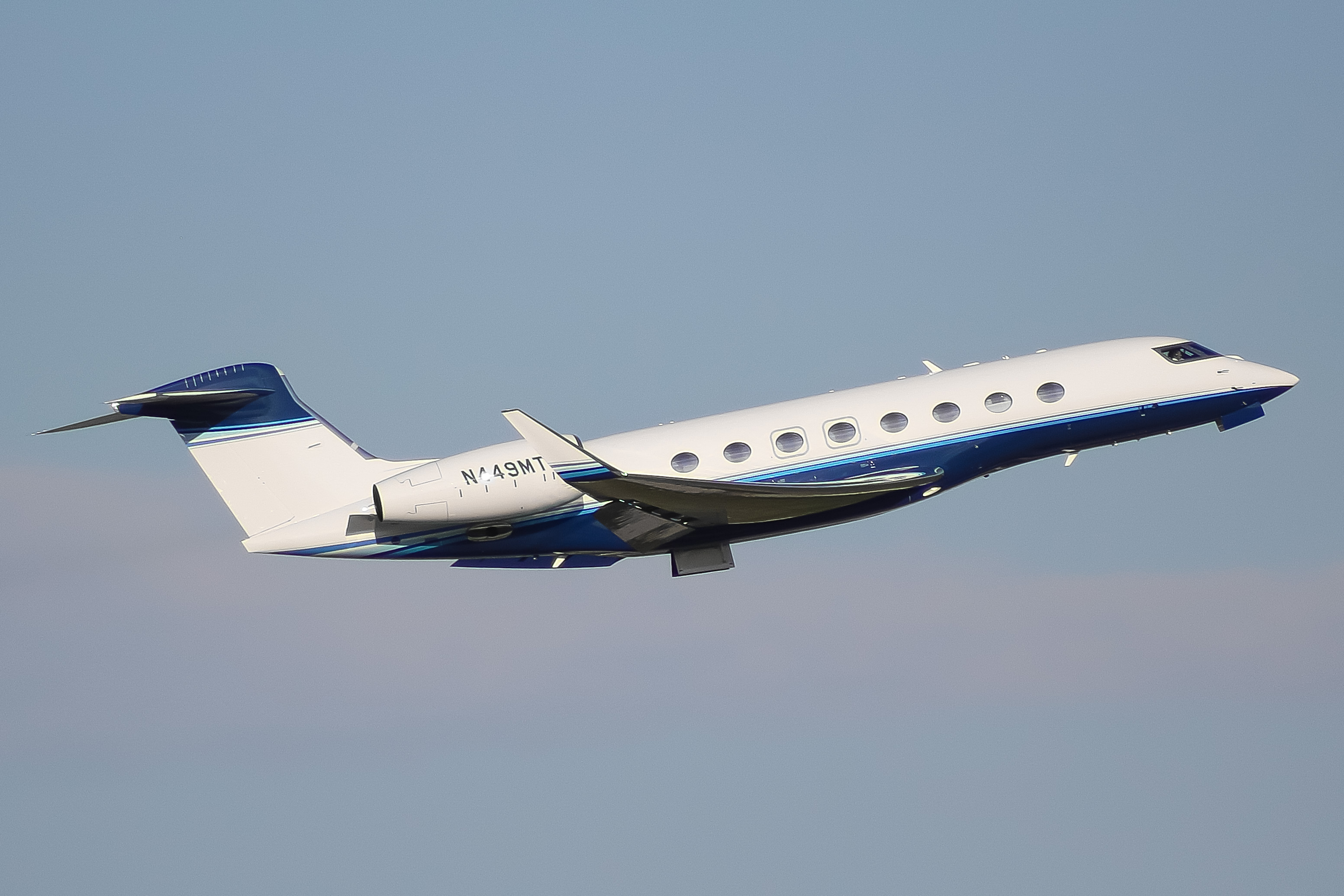 Full size: PRIVATE Gulfstream G650 N449MT at General Mitchell International Airport