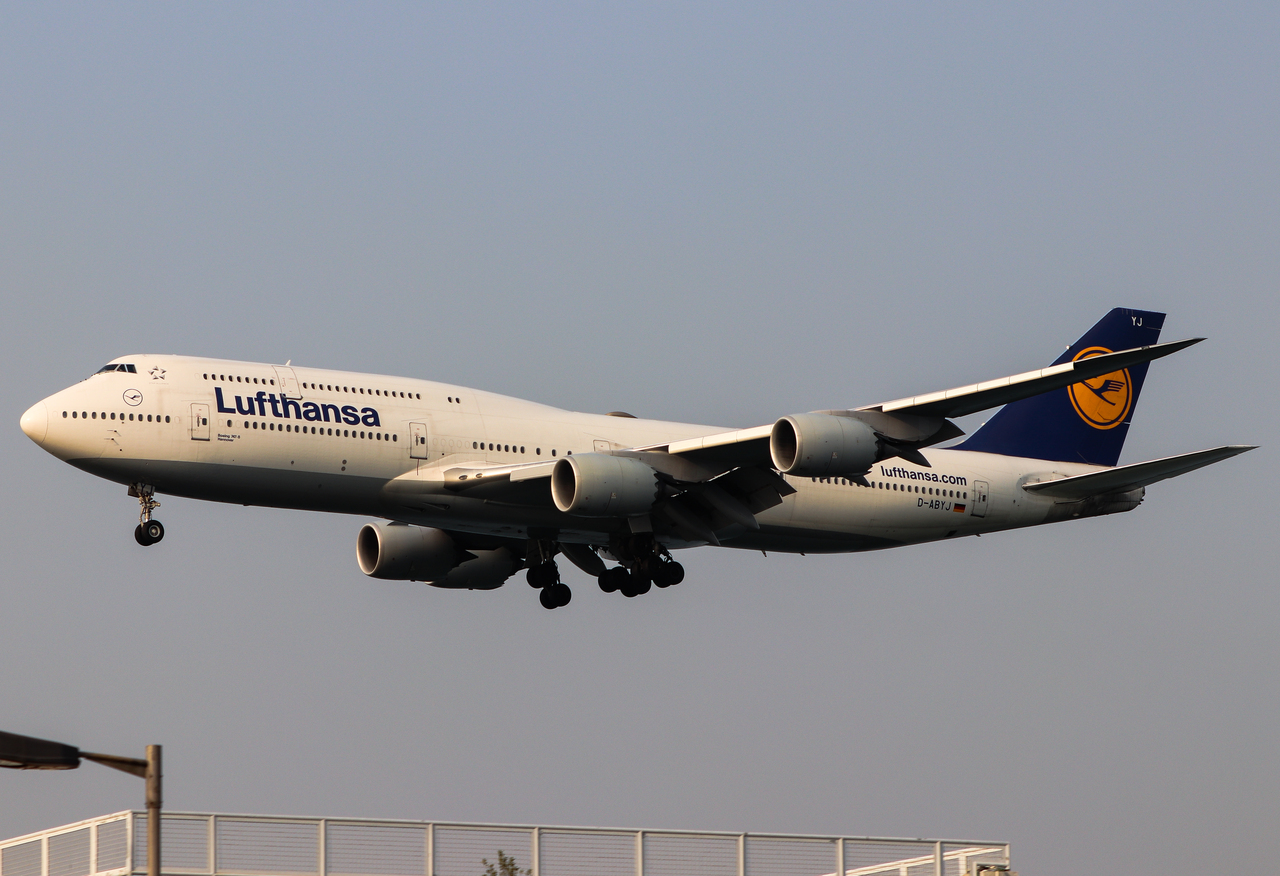 Full size: Lufthansa  Boeing 747-8i D-ABYJ at Hong Kong International Airport