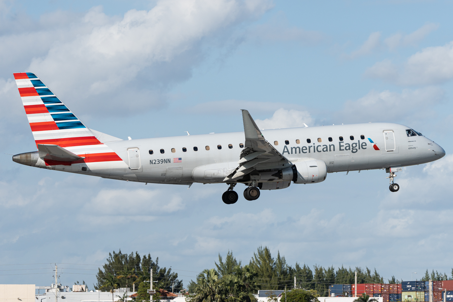 Full size: American Eagle Embraer E175 N239NN at Miami International Airport