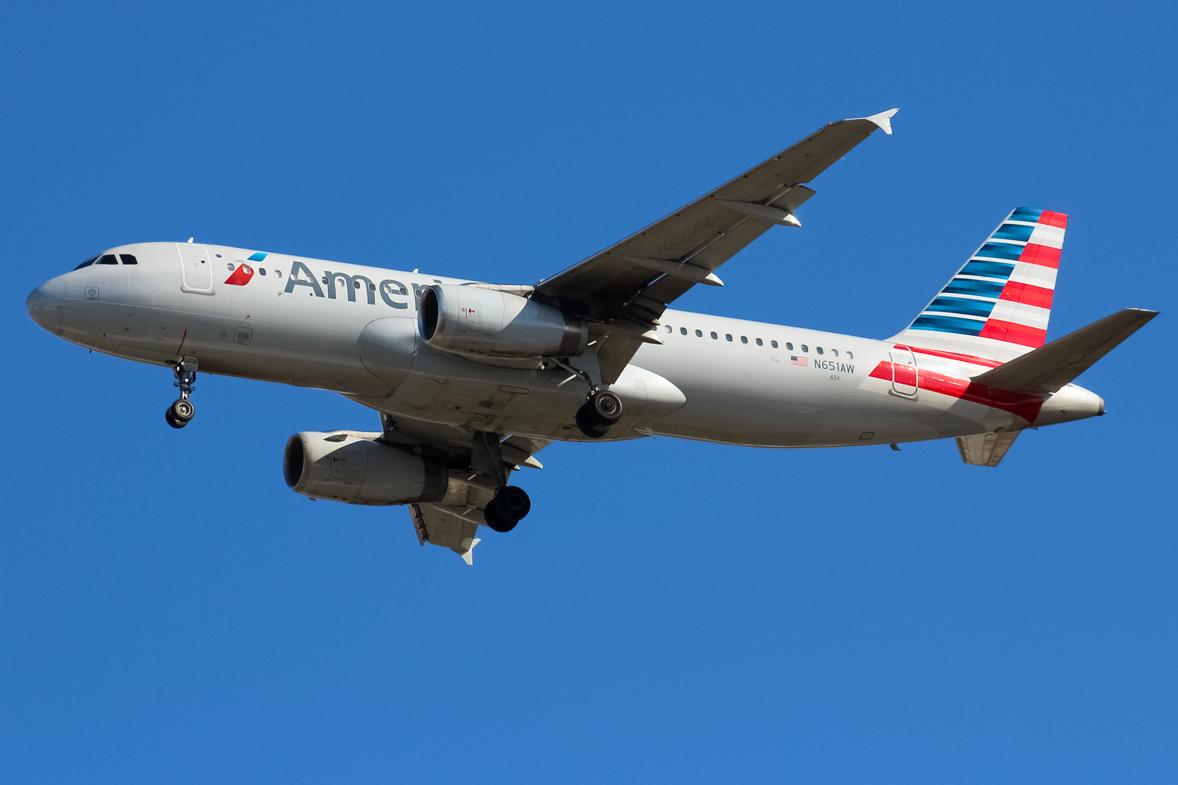 Full size: American Airlines Airbus A320 N651AW at Cincinnati/Northern Kentucky International Airport