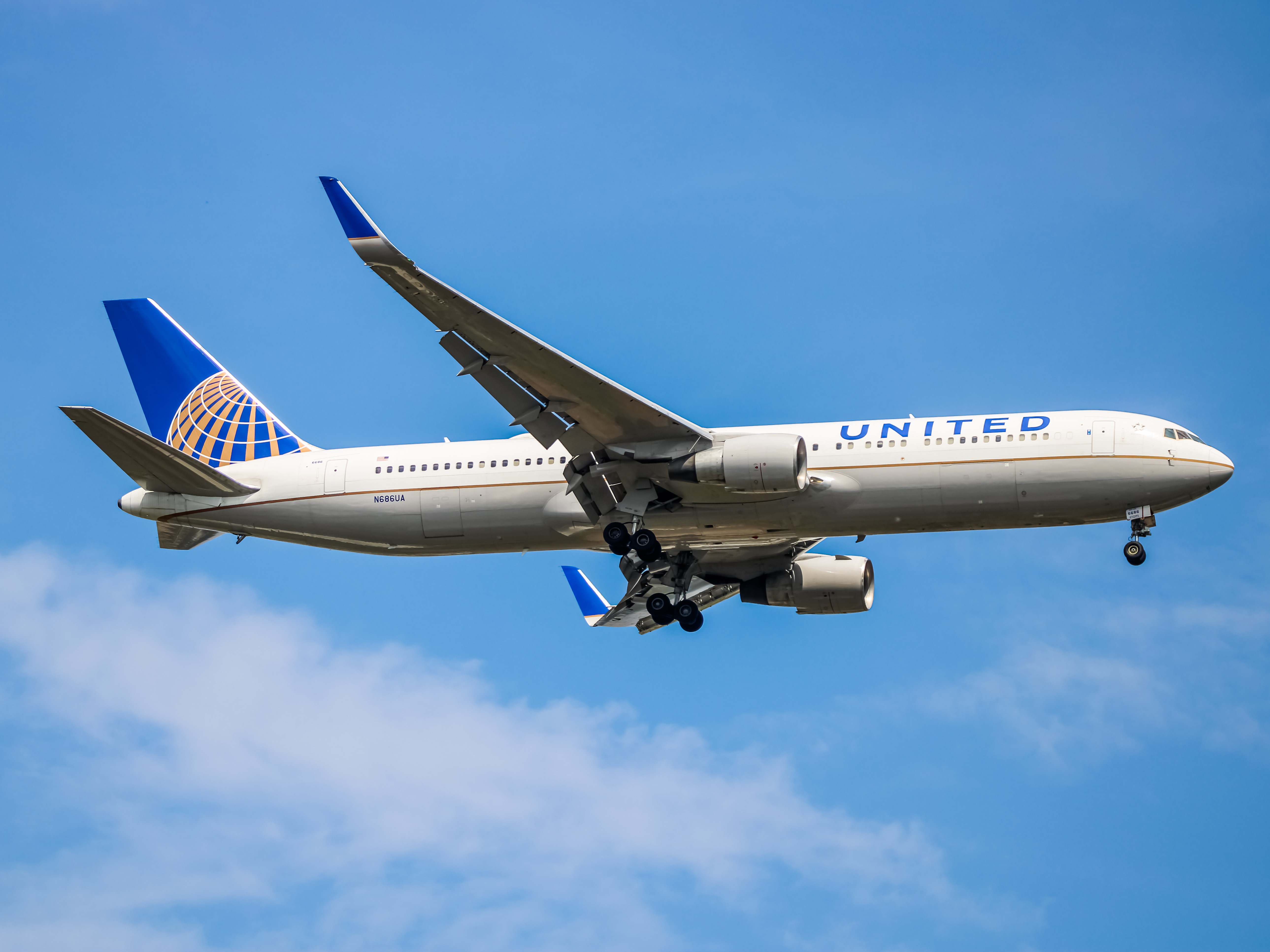 Full size: United Airlines Boeing 767-300ER N686UA at Washington Dulles International Airport
