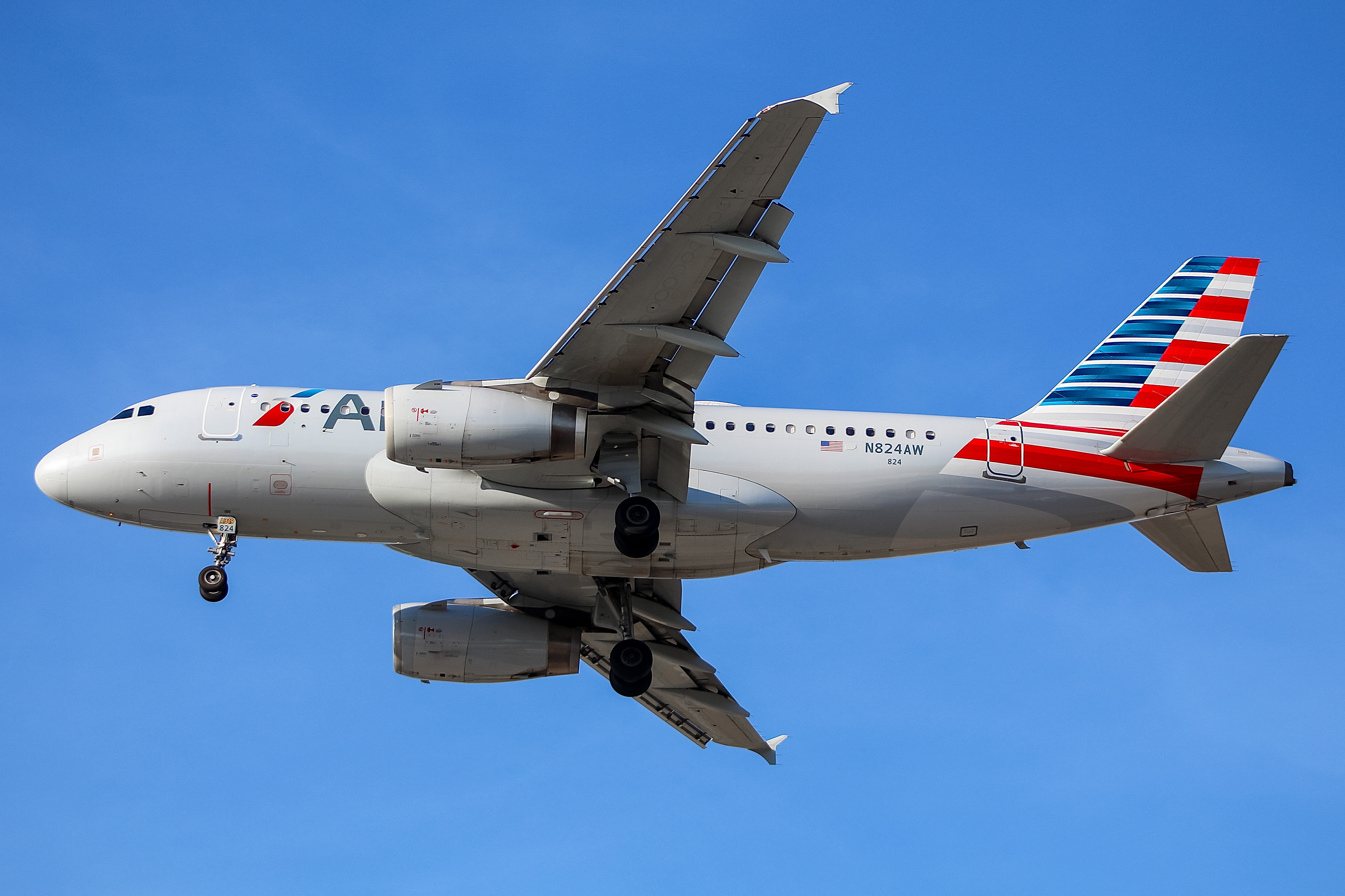 Full size: American Airlines Airbus A319 N824AW at General Mitchell International Airport