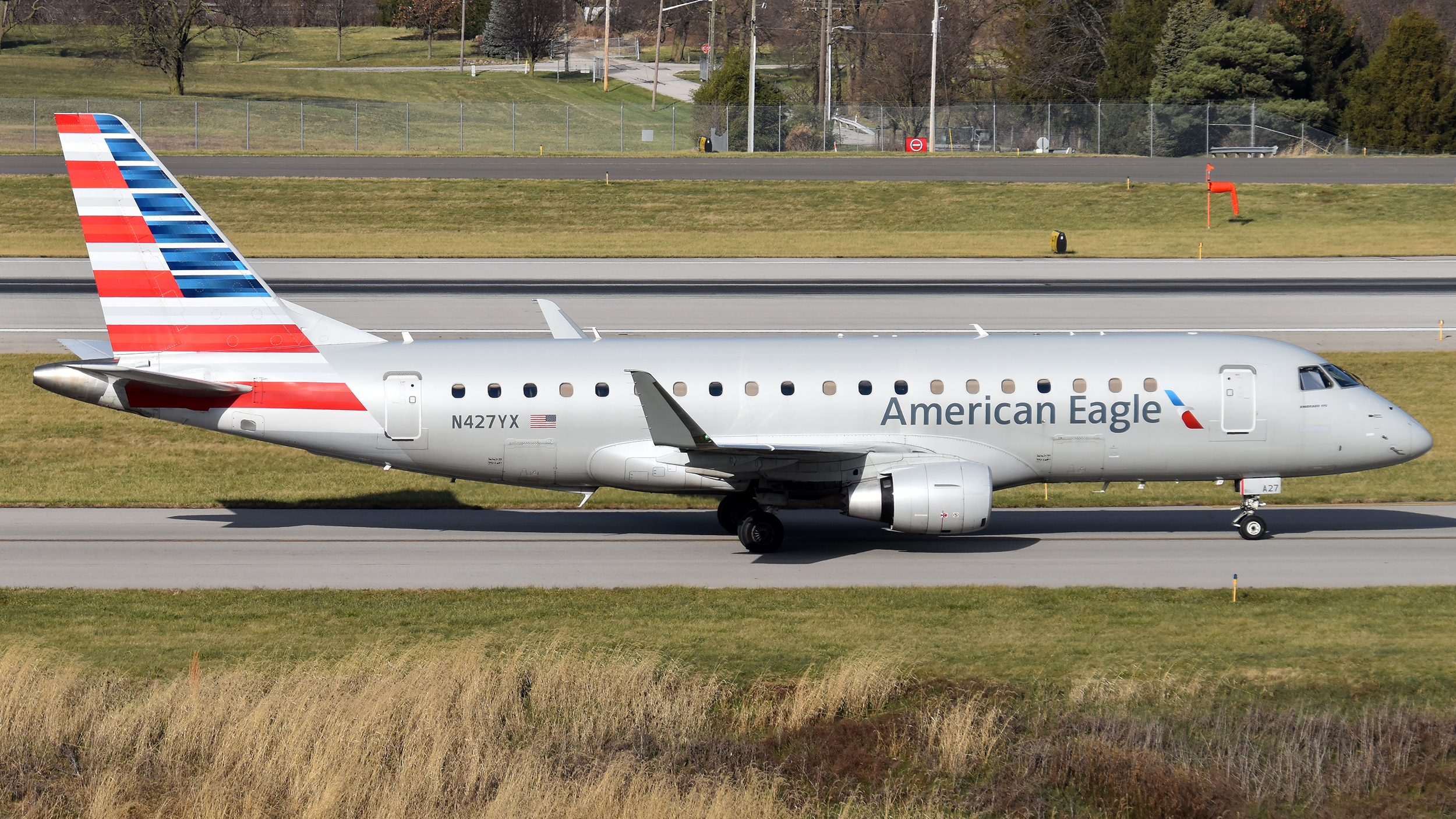 Full size: American Eagle Embraer E175 N427YX at John Glenn Columbus International Airport
