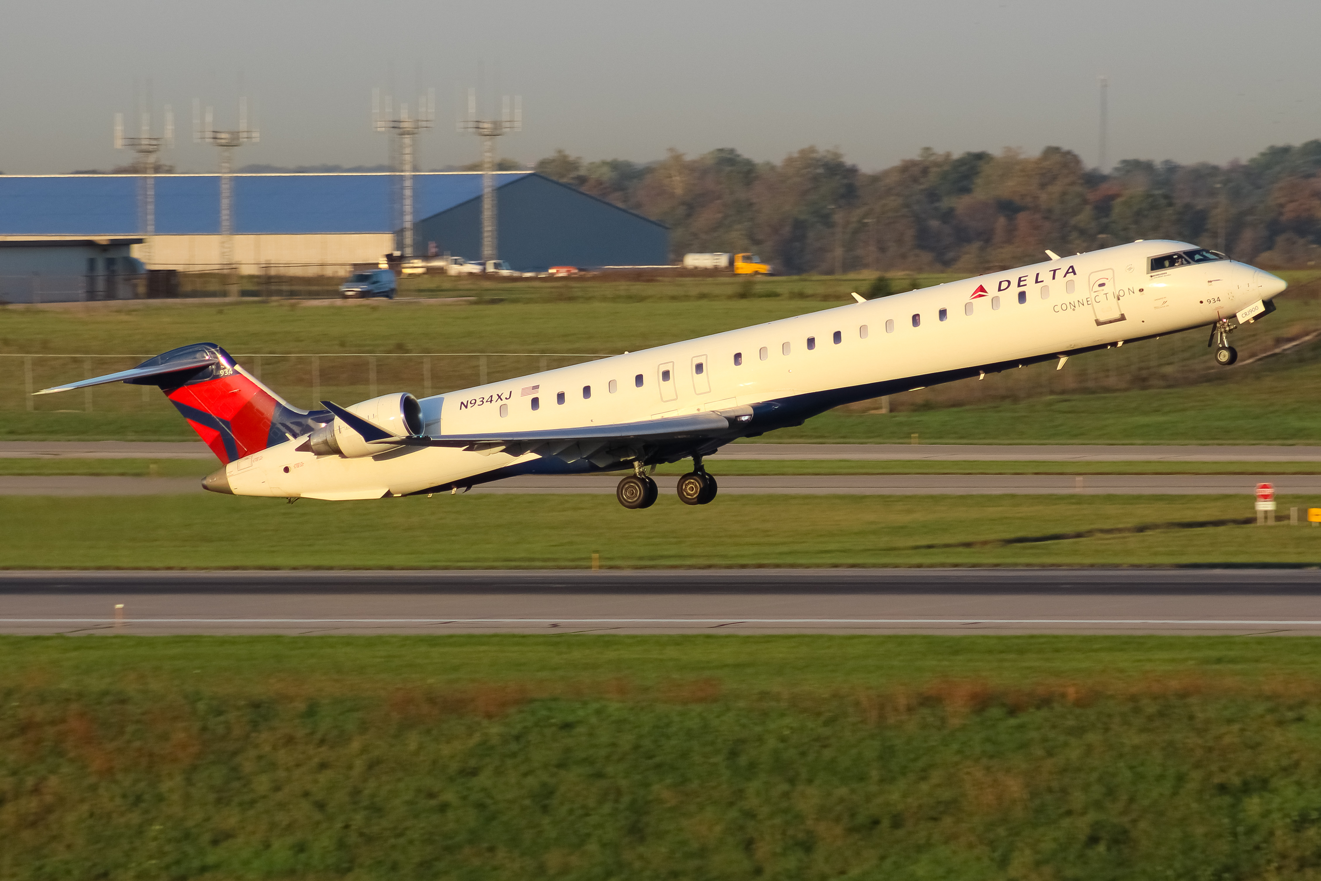 Full size: Delta Connection Mitsubishi CRJ-900 N934XJ at Cincinnati/Northern Kentucky International Airport