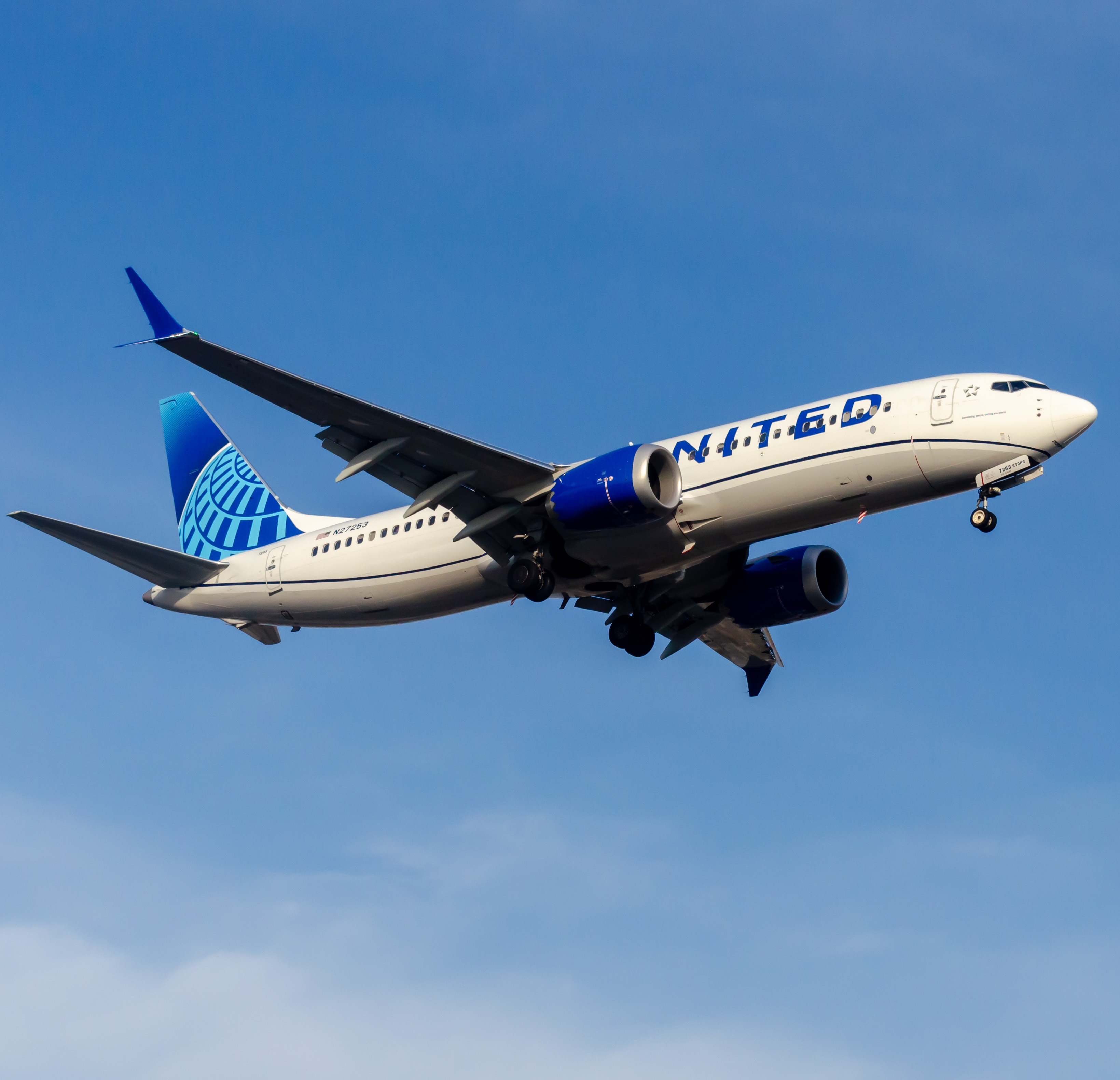 Full size: United Airlines Boeing 737 MAX 8 N27253 at Newark Liberty International Airport