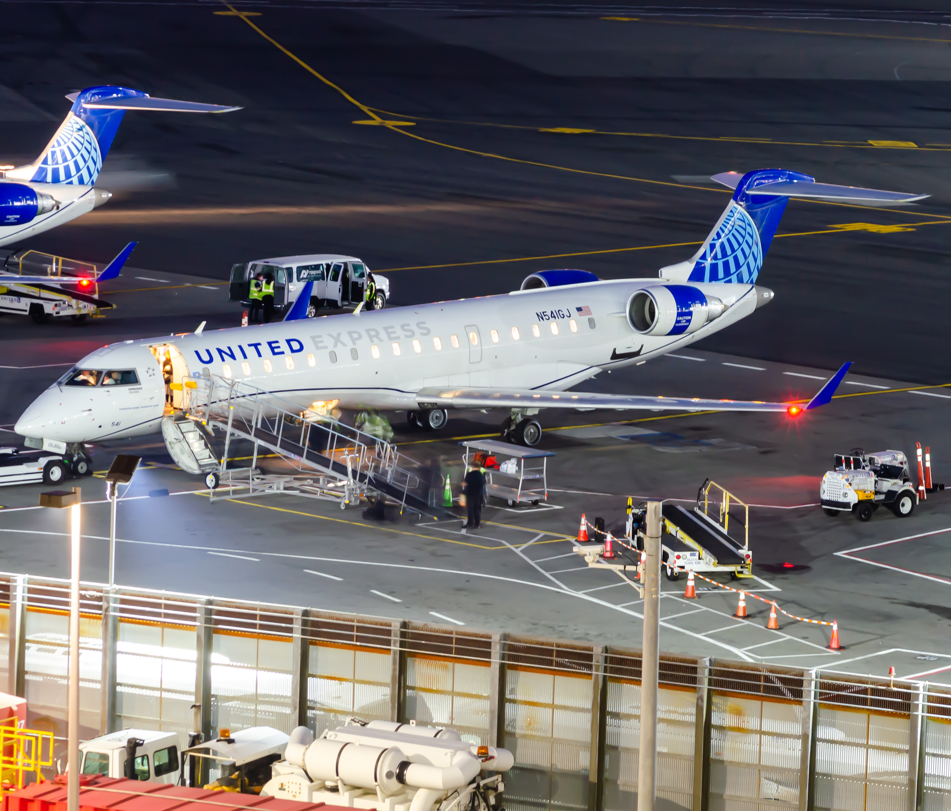 Full size: United Express Mitsubishi CRJ-550 N541GJ at Newark Liberty International Airport