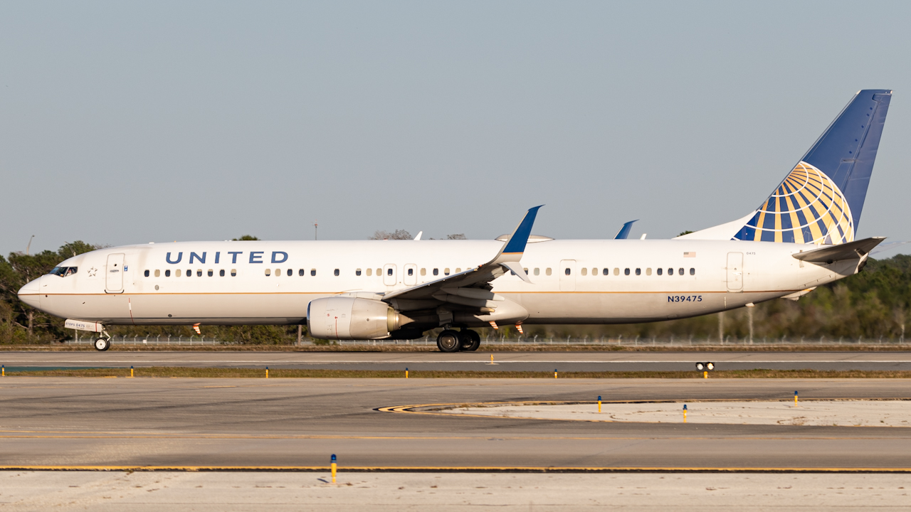 Full size: United Airlines Boeing 737-900ER N39475 at Orlando International Airport