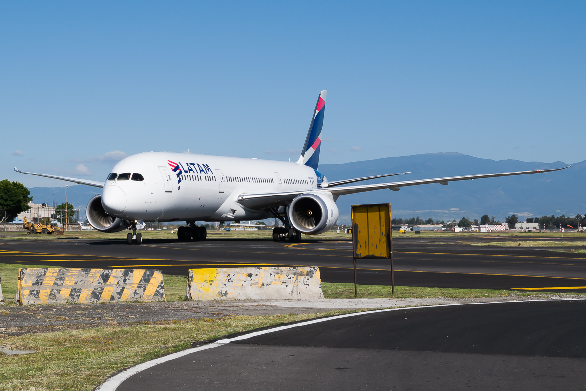 Full size: LATAM Boeing 787-9 CC-BGK at Mexico City International Airport