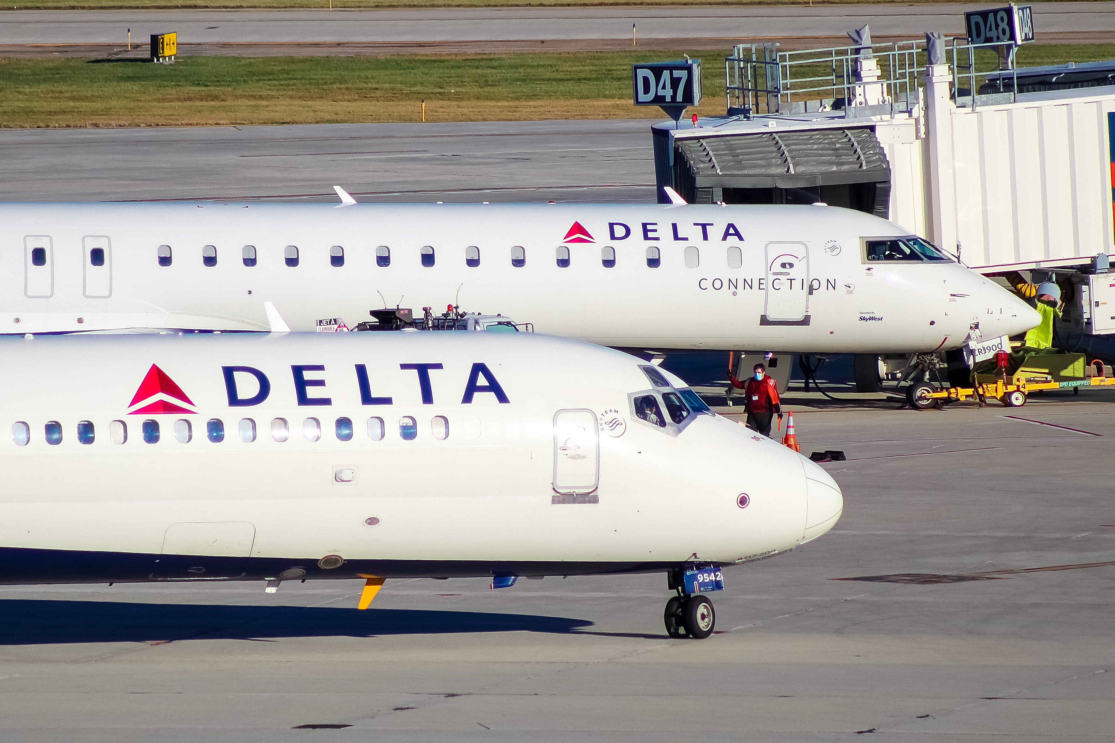 Full size: Delta Airlines Boeing 717-200 N996AT at General Mitchell International Airport