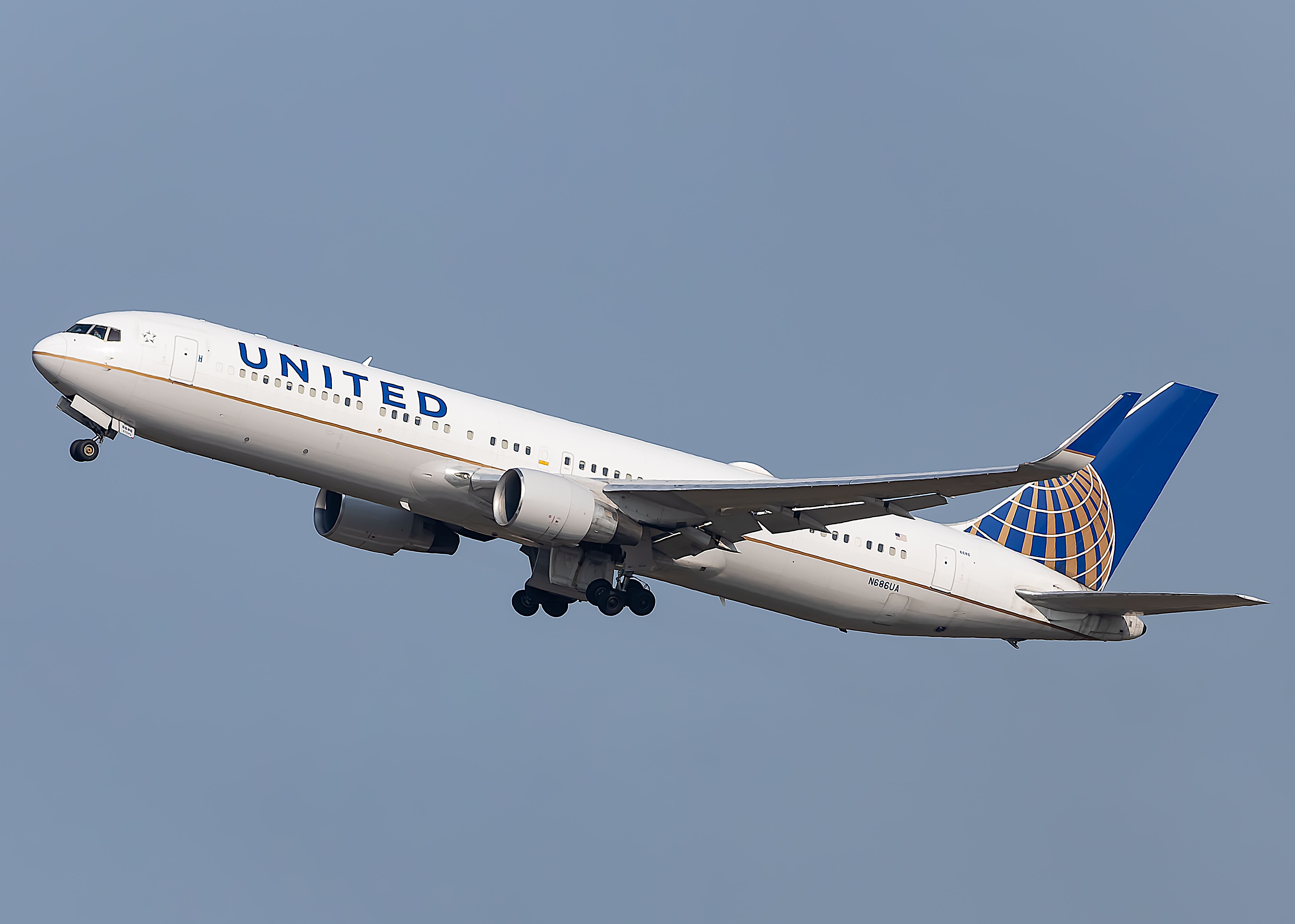 Full size: United Airlines Boeing 767-300ER N686UA at Washington Dulles International Airport