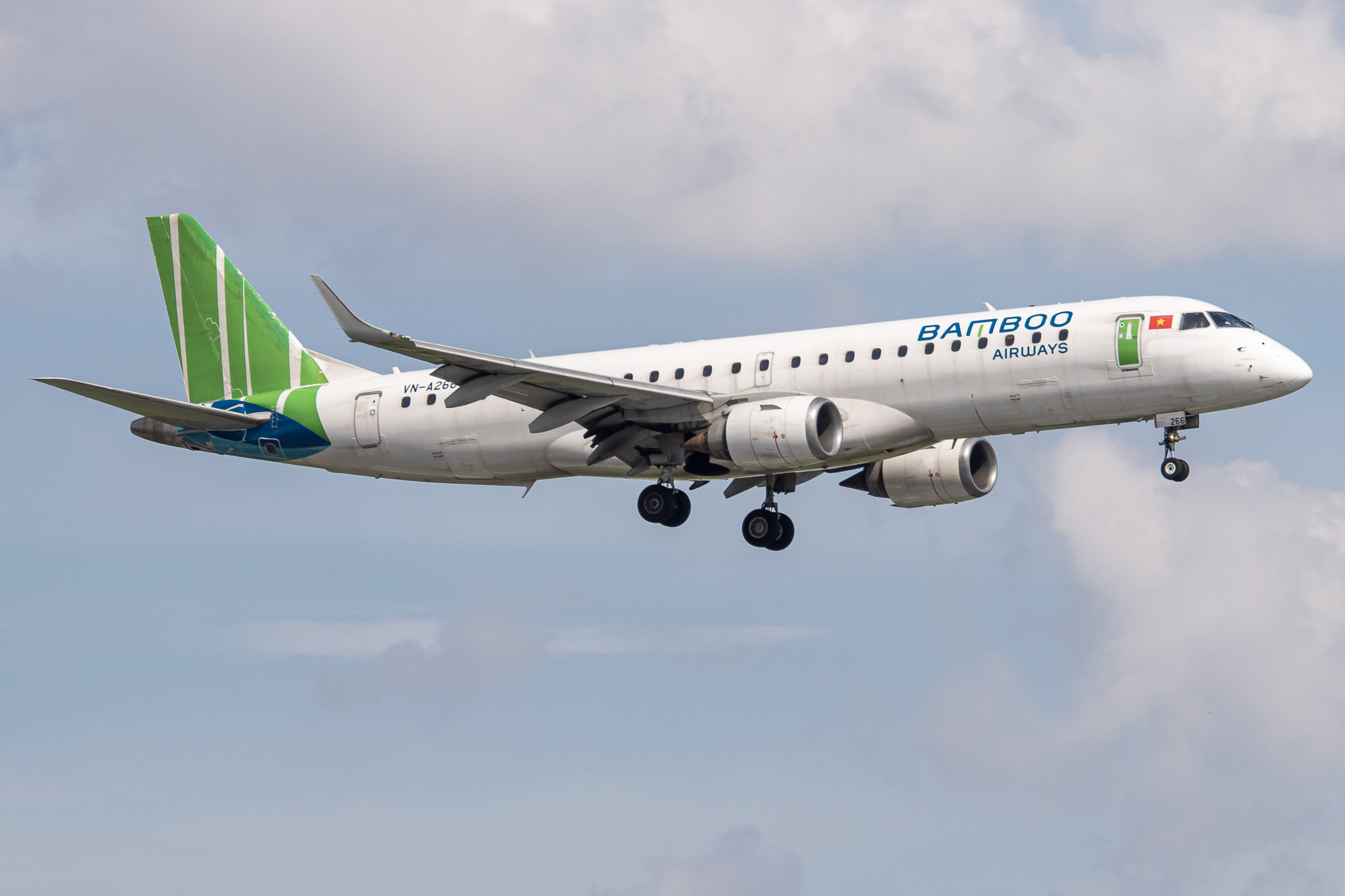 Full size: Bamboo Airways Embraer E190 VN-A266 at Tan Son Nhat International Airport