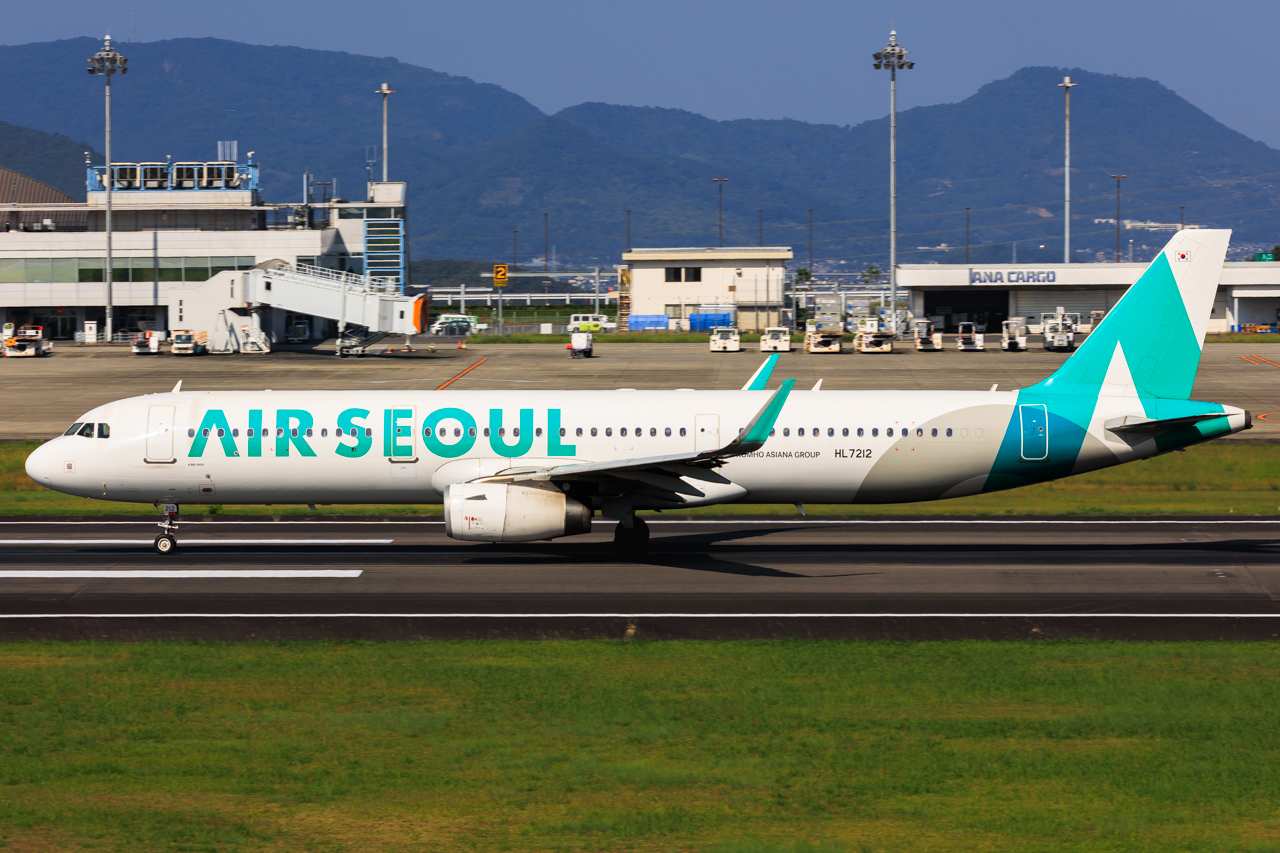 Full size: Air Seoul Airbus A321-200 HL7212 at Takamatsu Airport