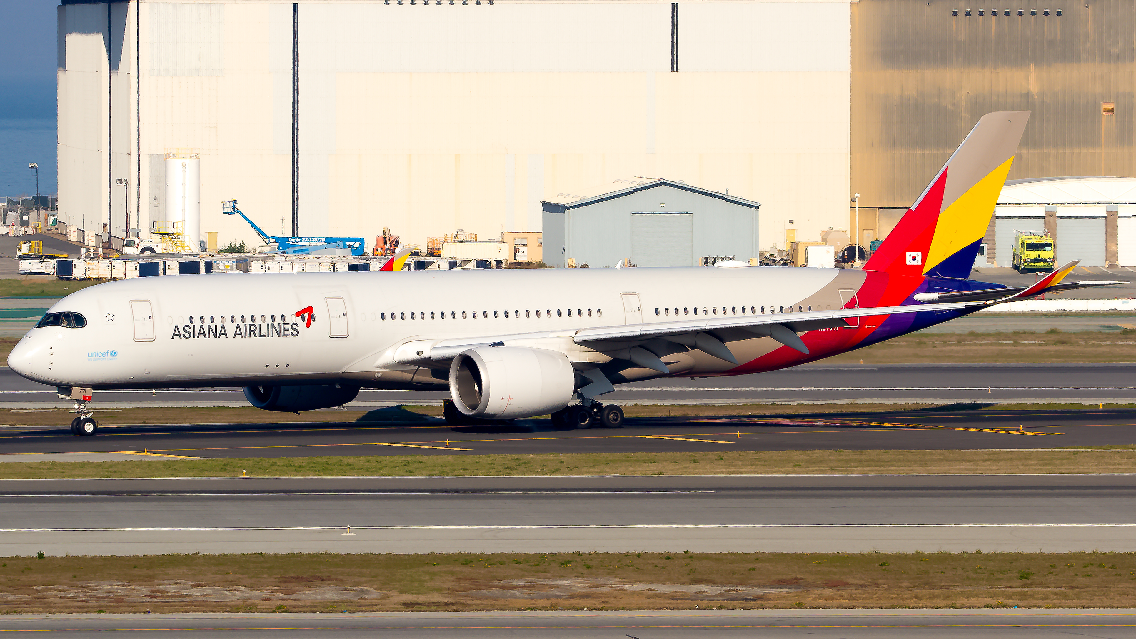 Full size: Asiana Airlines Airbus A350-900 HL7771 at San Francisco International Airport