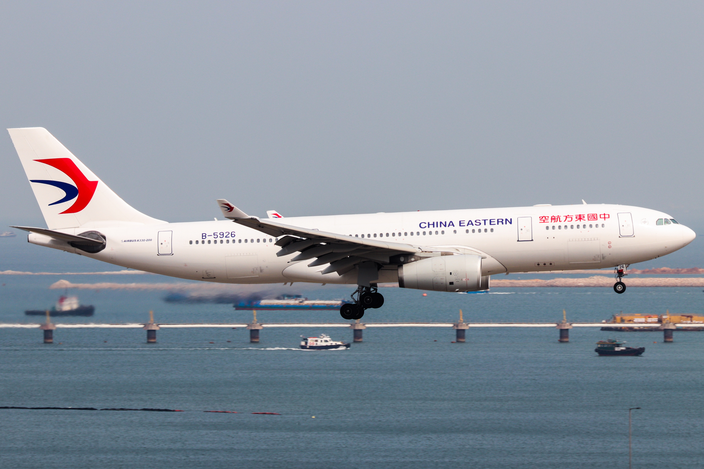 Full size: China Eastern Airlines Airbus A330-200 B-5926 at Hong Kong International Airport