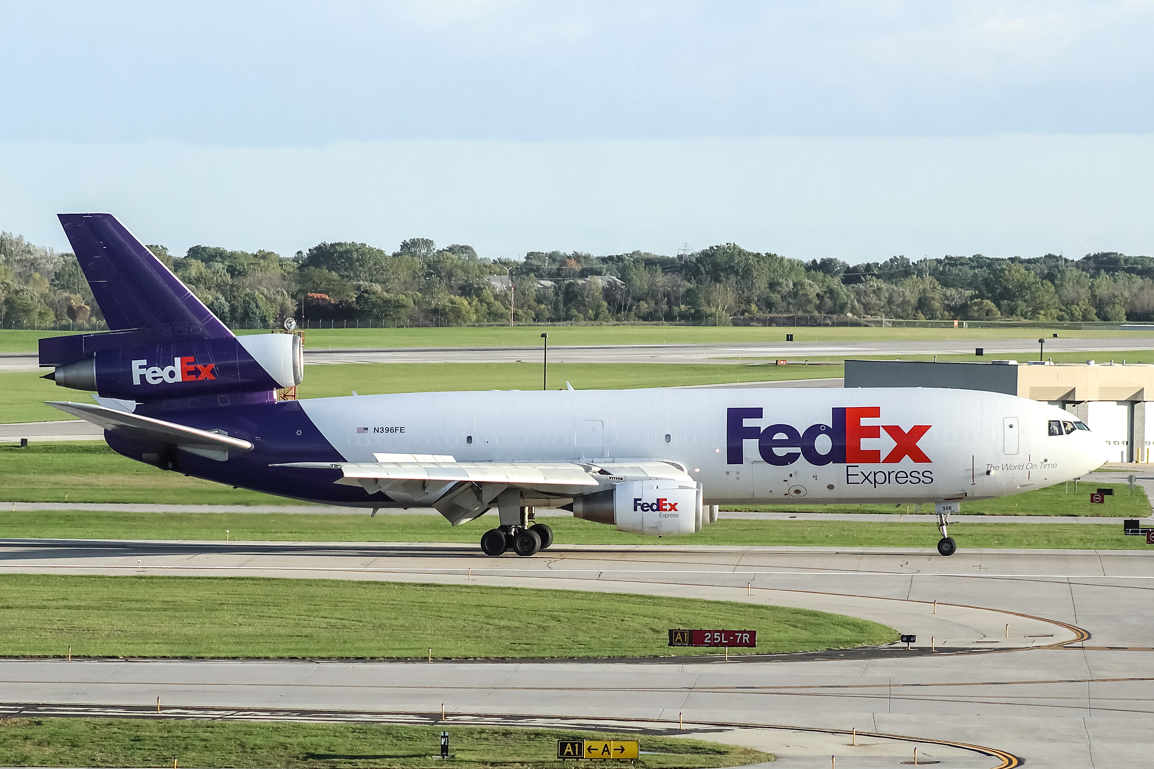 Full size: FedEx McDonnell Douglas DC-10F N396FE at General Mitchell International Airport