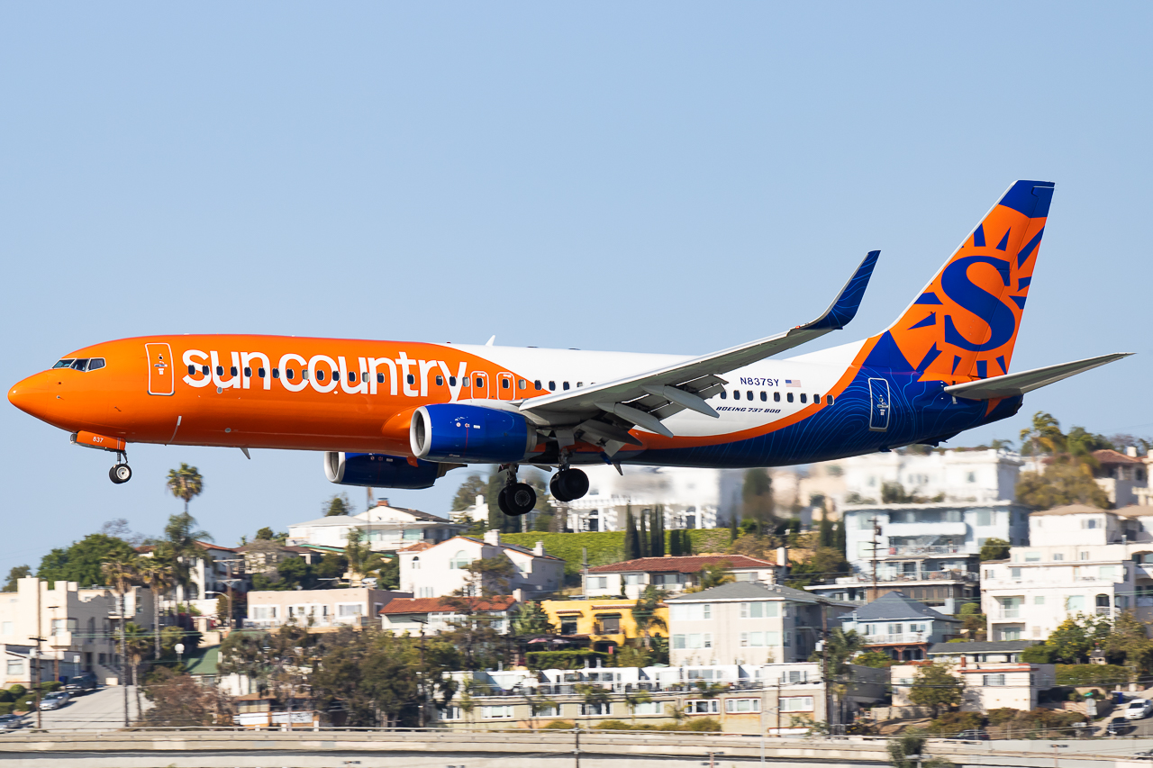 Full size: Sun Country Airlines Boeing 737-800 N837SY at San Diego International Airport