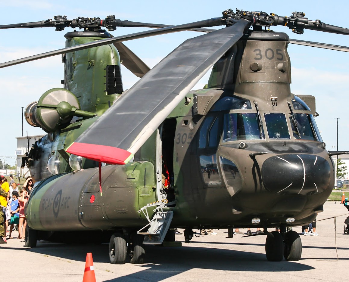 Full size: Royal Canadian Air Force Boeing CH-147F Chinook 147305 at Hamilton John C. Munro International Airport