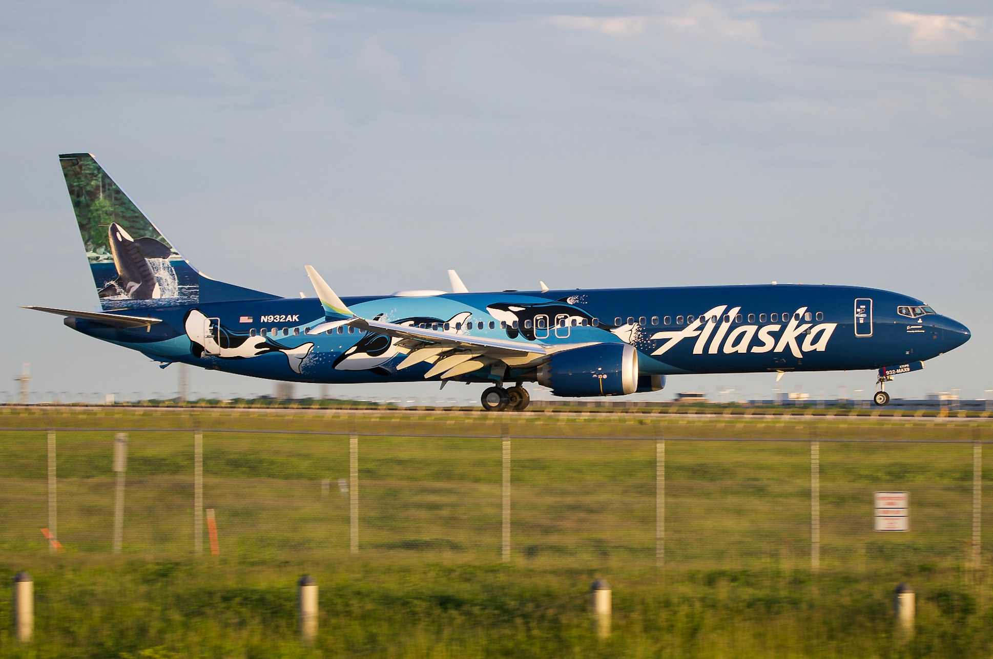 Full size: Alaska Airlines Boeing 737 MAX 9 N932AK at Chicago O'Hare International Airport