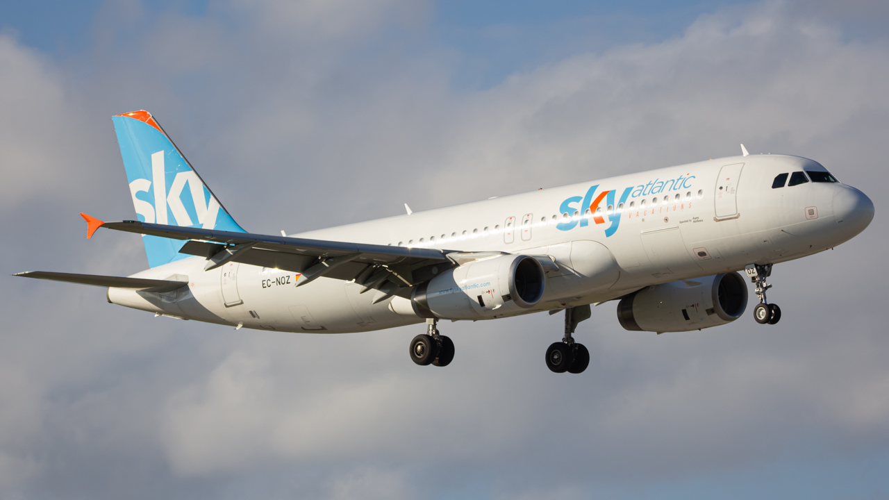Full size: Sky Atlantic Airbus A320 EC-NOZ at Miami International Airport