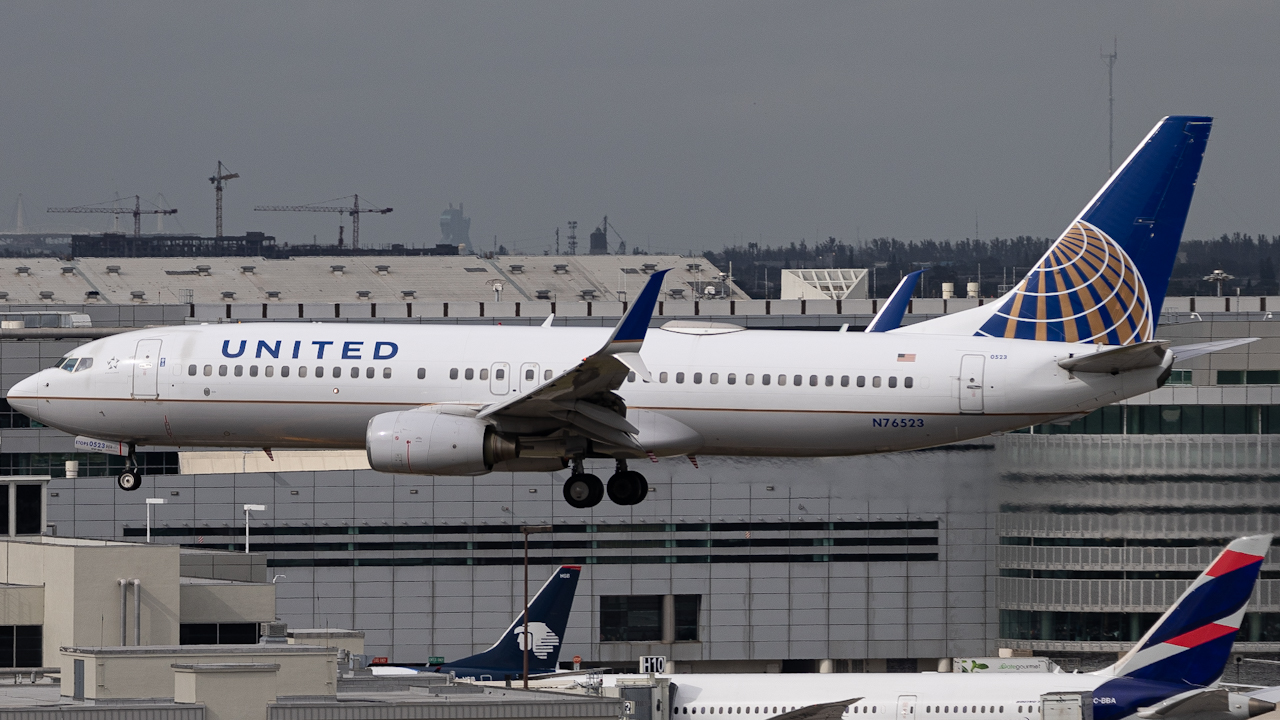 Full size: United Airlines Boeing 737-800 N76523 at Miami International Airport
