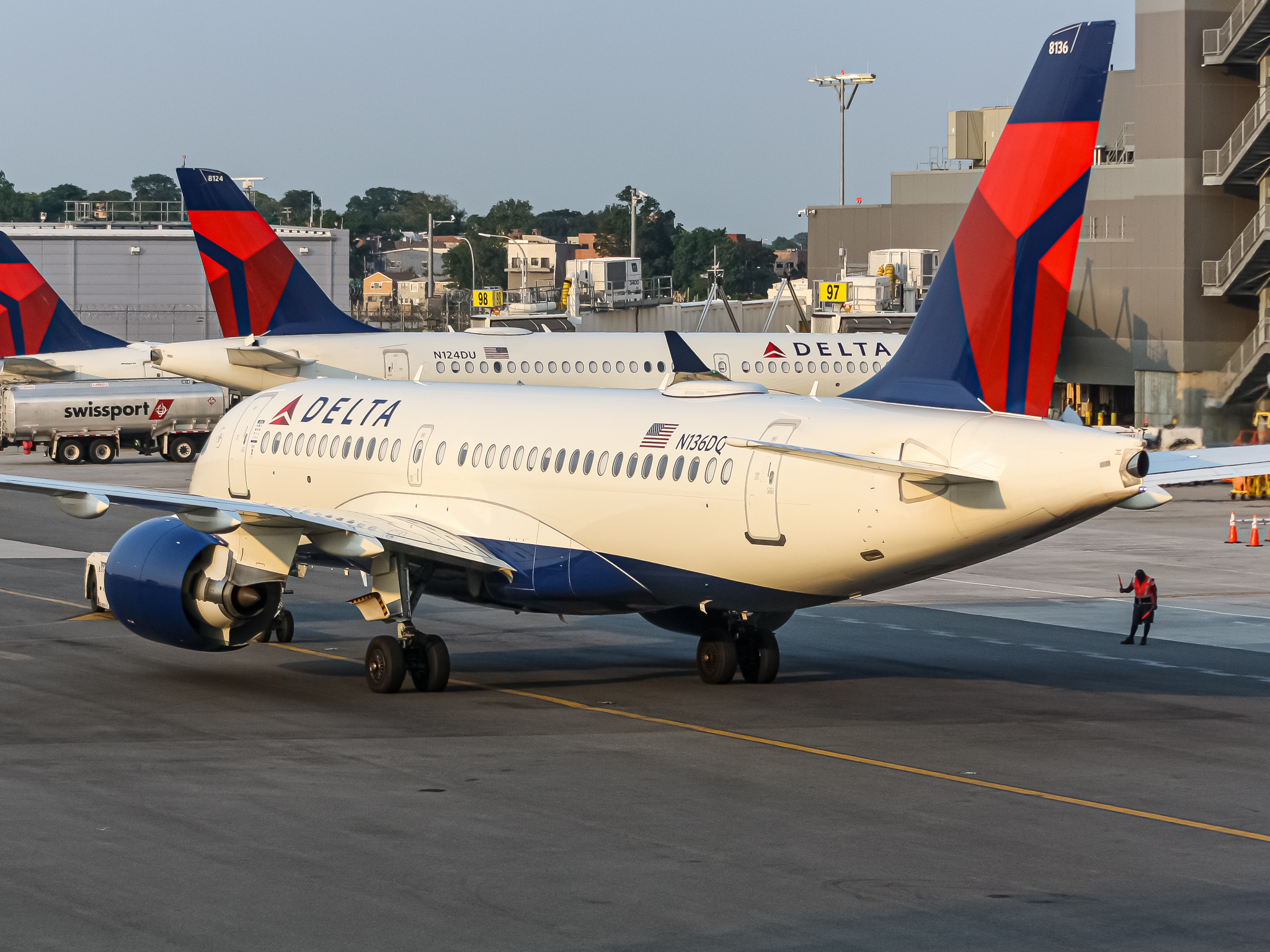 Full size: Delta Airlines Airbus A220-100 N136DQ at LaGuardia Airport