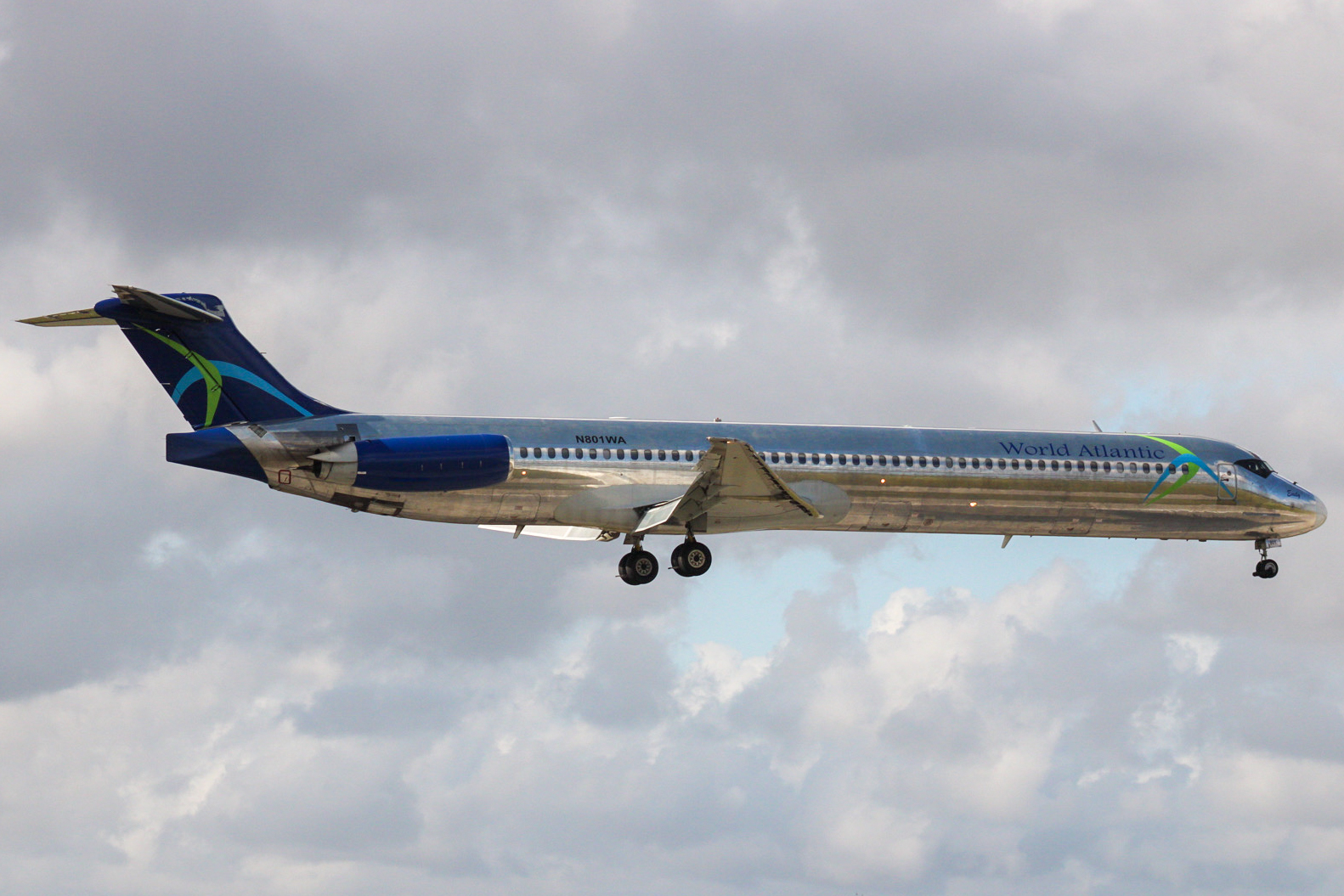 Full size: World Atlantic Airlines McDonnell Douglas MD-83 N801WA at Miami International Airport
