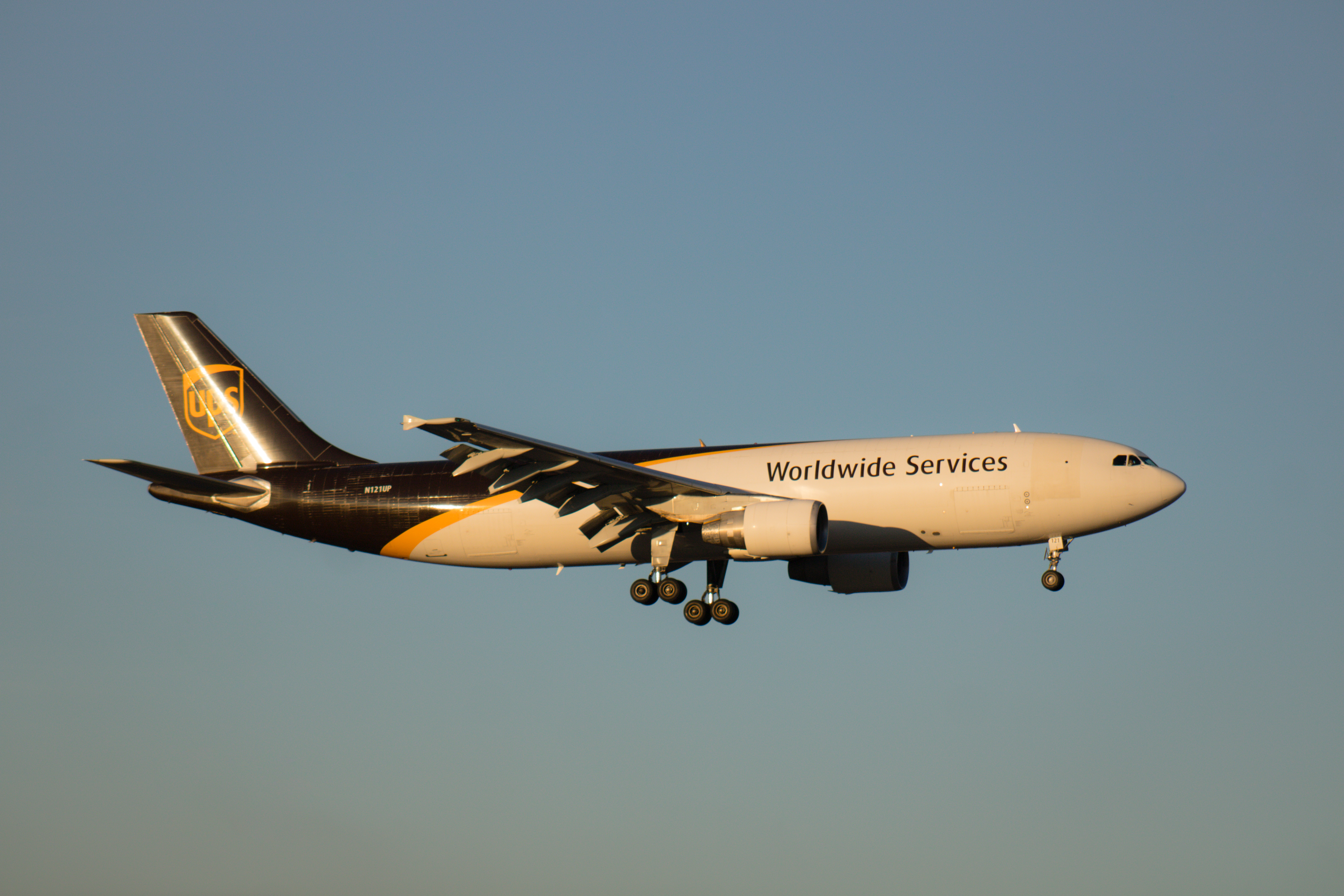 Full size: UPS  Airbus A300F-600 N121UP at Boise Air Terminal/Gowen Field