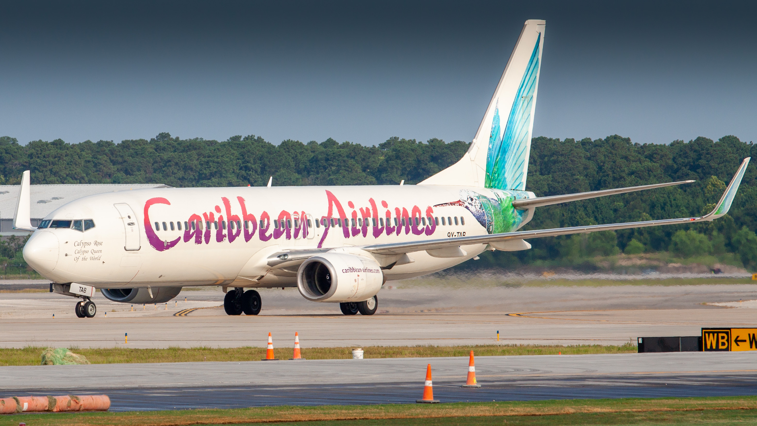 Full size: Caribbean Airlines Boeing 737-800 9Y-TAB at Houston-George Bush Intercontinental Airport