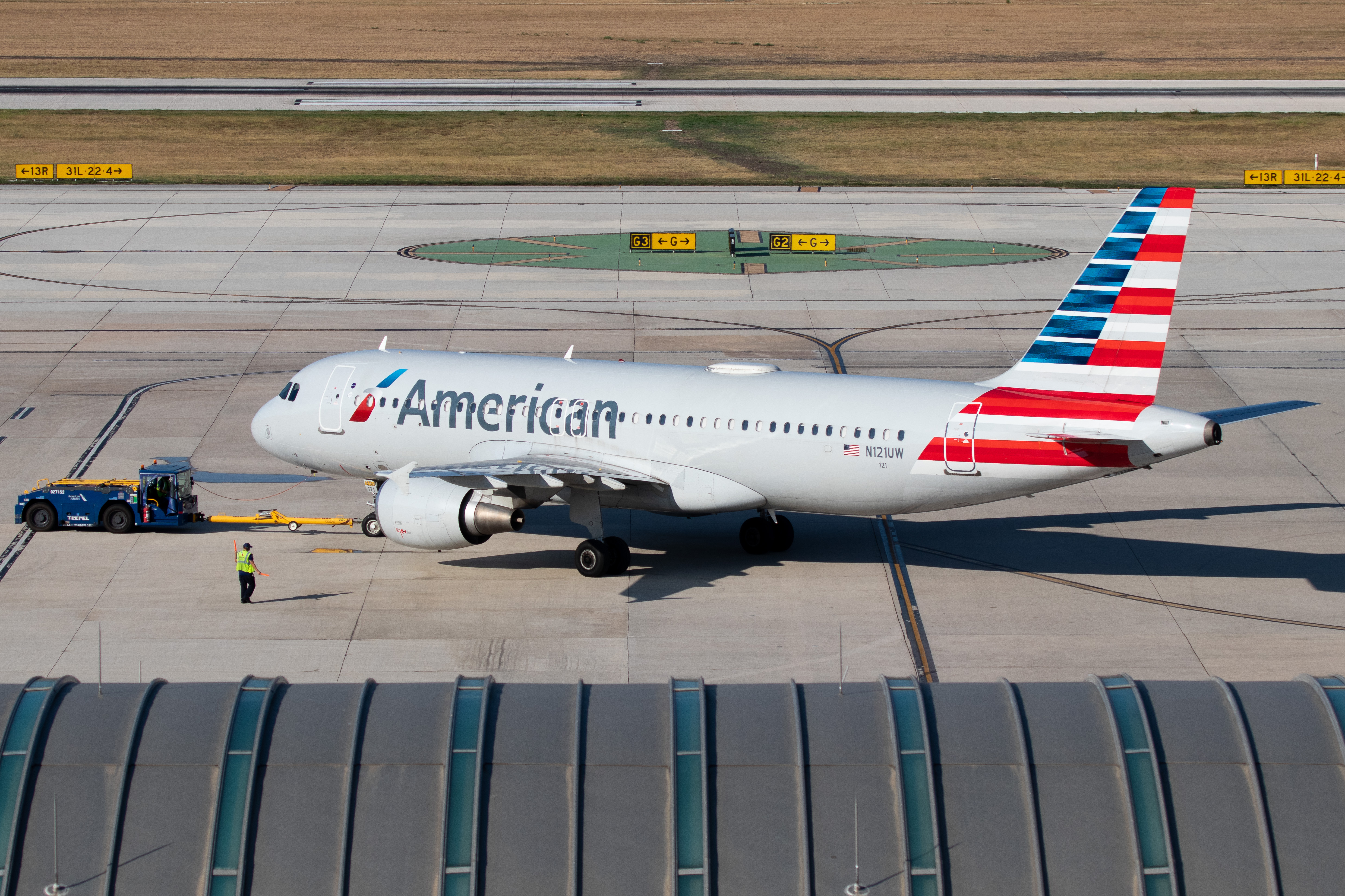 Full size: American Airlines Airbus A320 N121UW at San Antonio International Airport