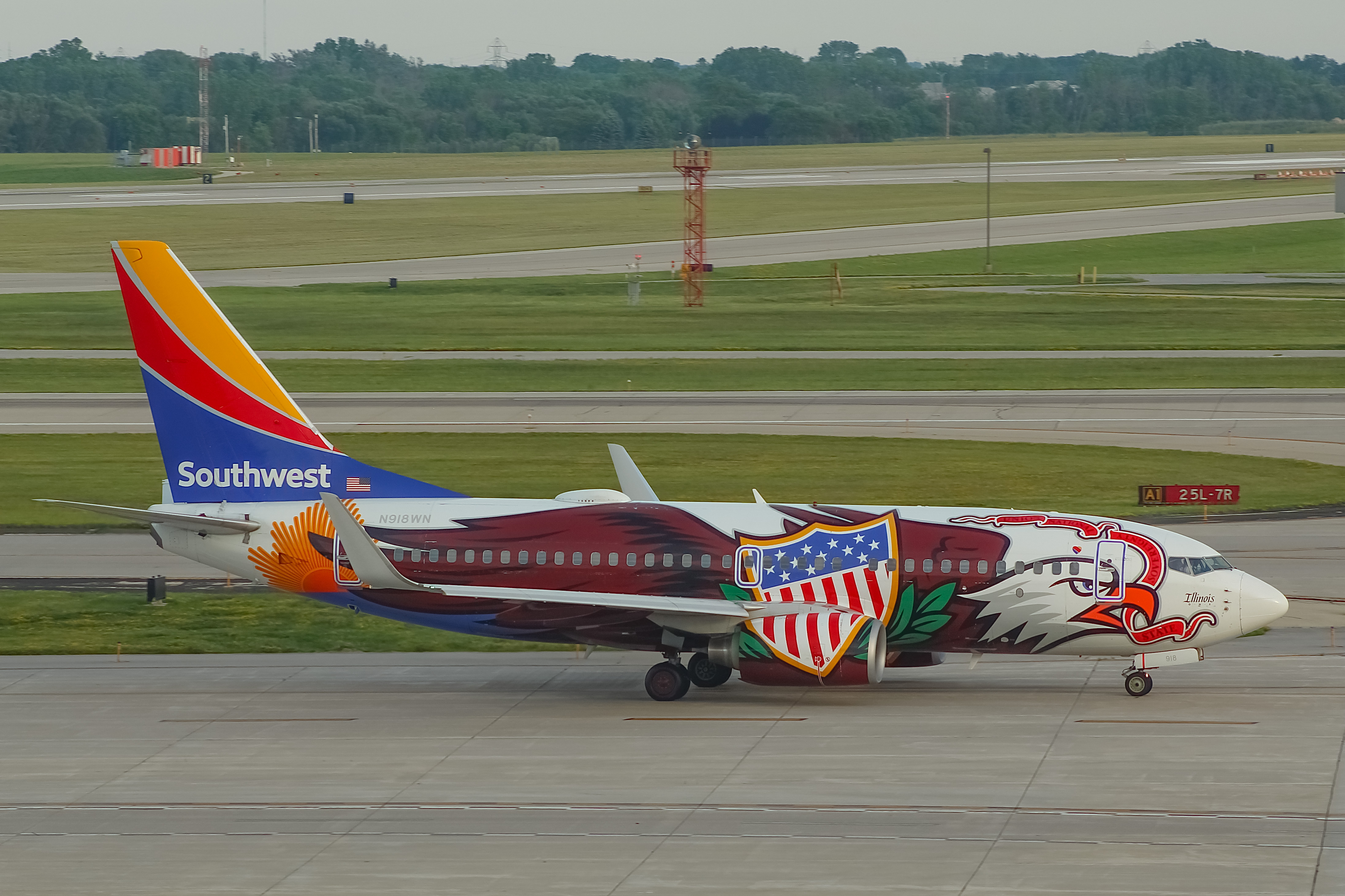 Full size: Southwest Airlines Boeing 737-700 N918WN at General Mitchell International Airport