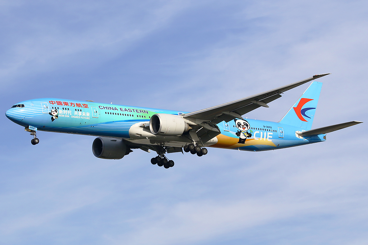 Full size: China Eastern Airlines Boeing 777-300ER B-2002 at Amsterdam Schiphol Airport