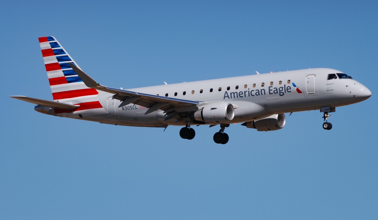 Full size: American Airlines Embraer E175 N305CL at Dallas-Fort Worth International Airport