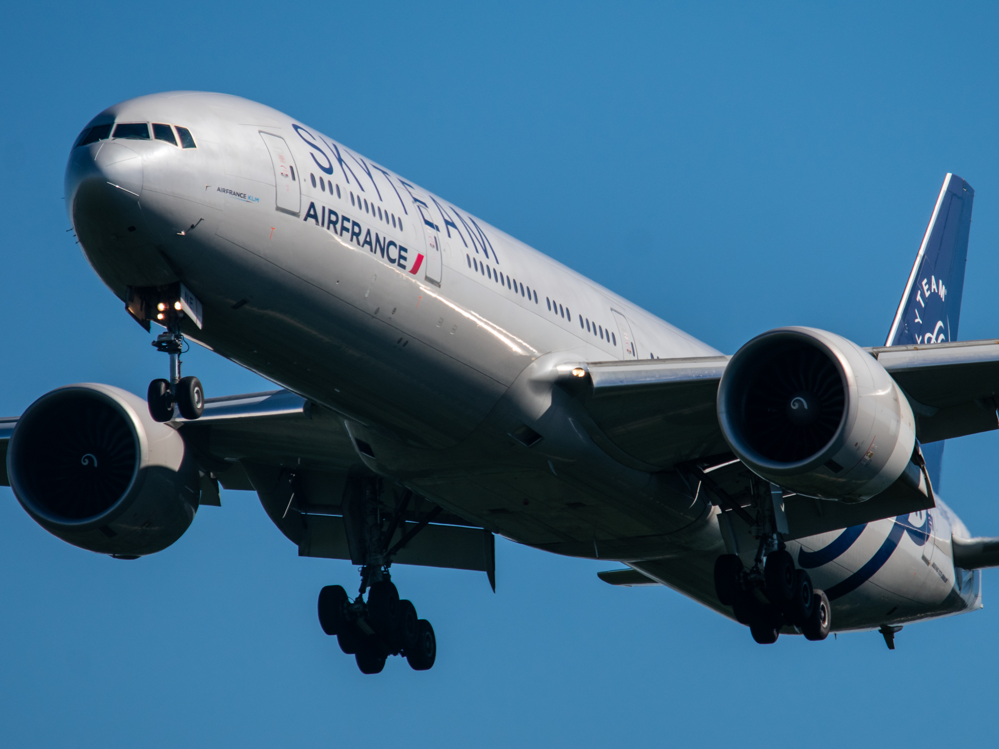 Full size: Air France Boeing 777-300ER F-GZNE at Washington Dulles International Airport