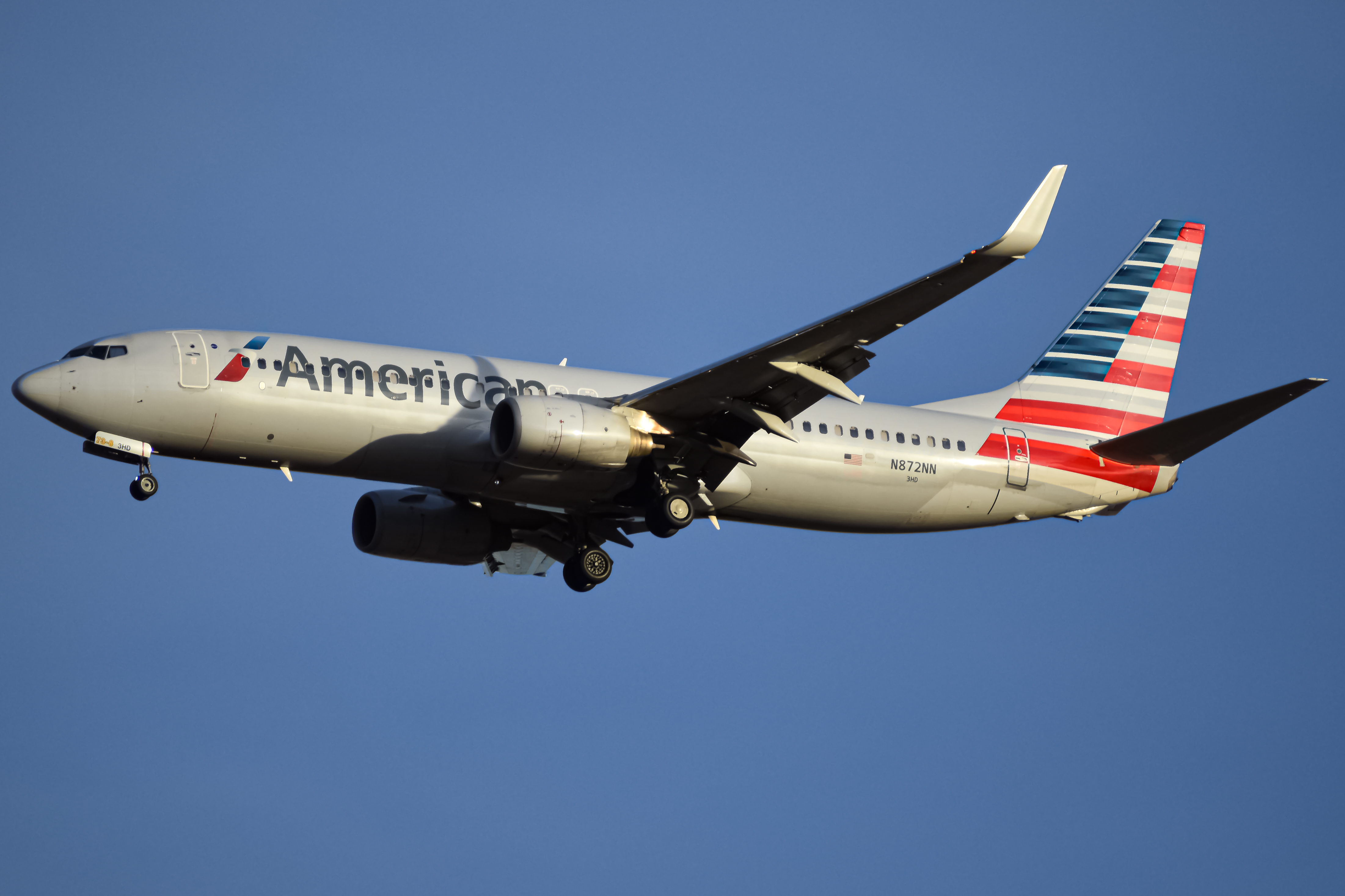 Full size: American Airlines Boeing 737-800 N872NN at Denver International Airport
