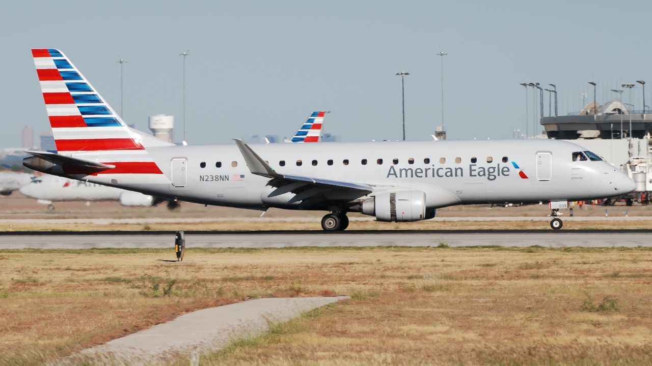 Full size: American Eagle Embraer E175LR N238NN at Dallas-Fort Worth International Airport