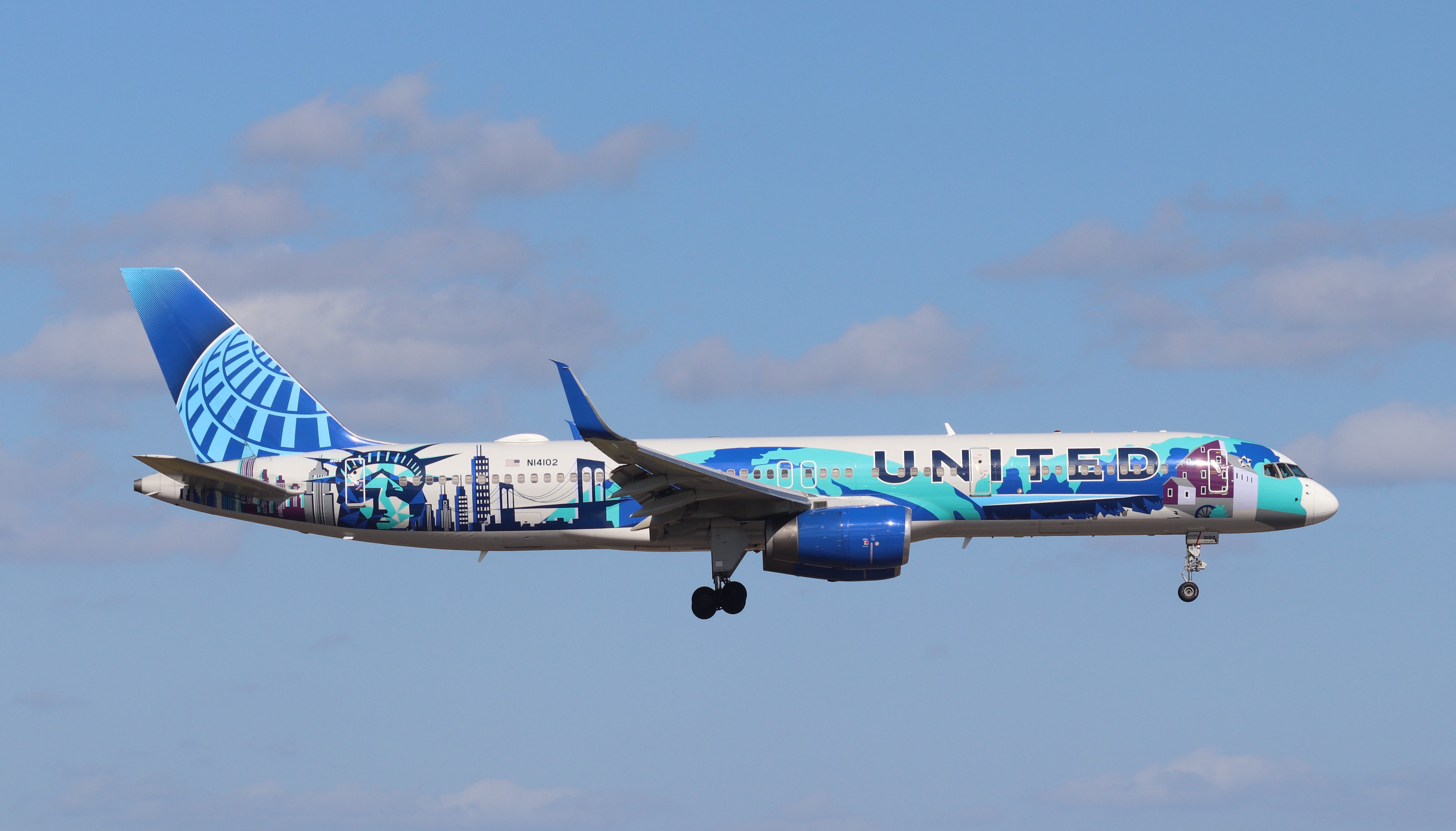 Full size: United Airlines Boeing 757-200 N14102 at Orlando International Airport