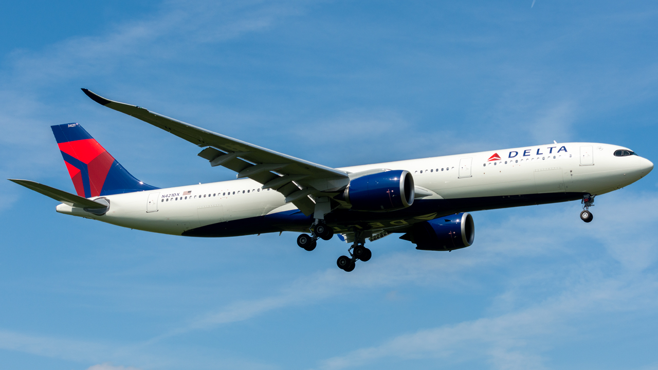 Full size: Delta Airlines Airbus A330-900 N421DX at London Heathrow International Airport