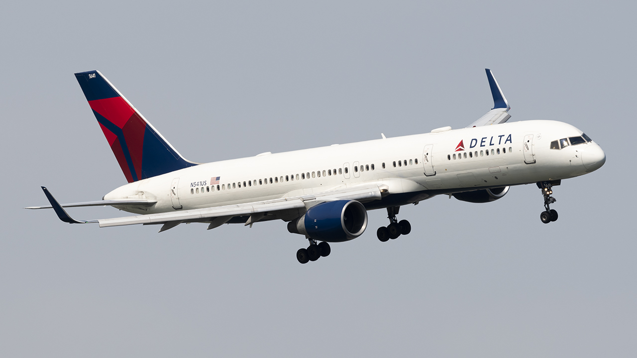 Full size: Delta Airlines Boeing 757-200 N541US at Ronald Reagan National Airport