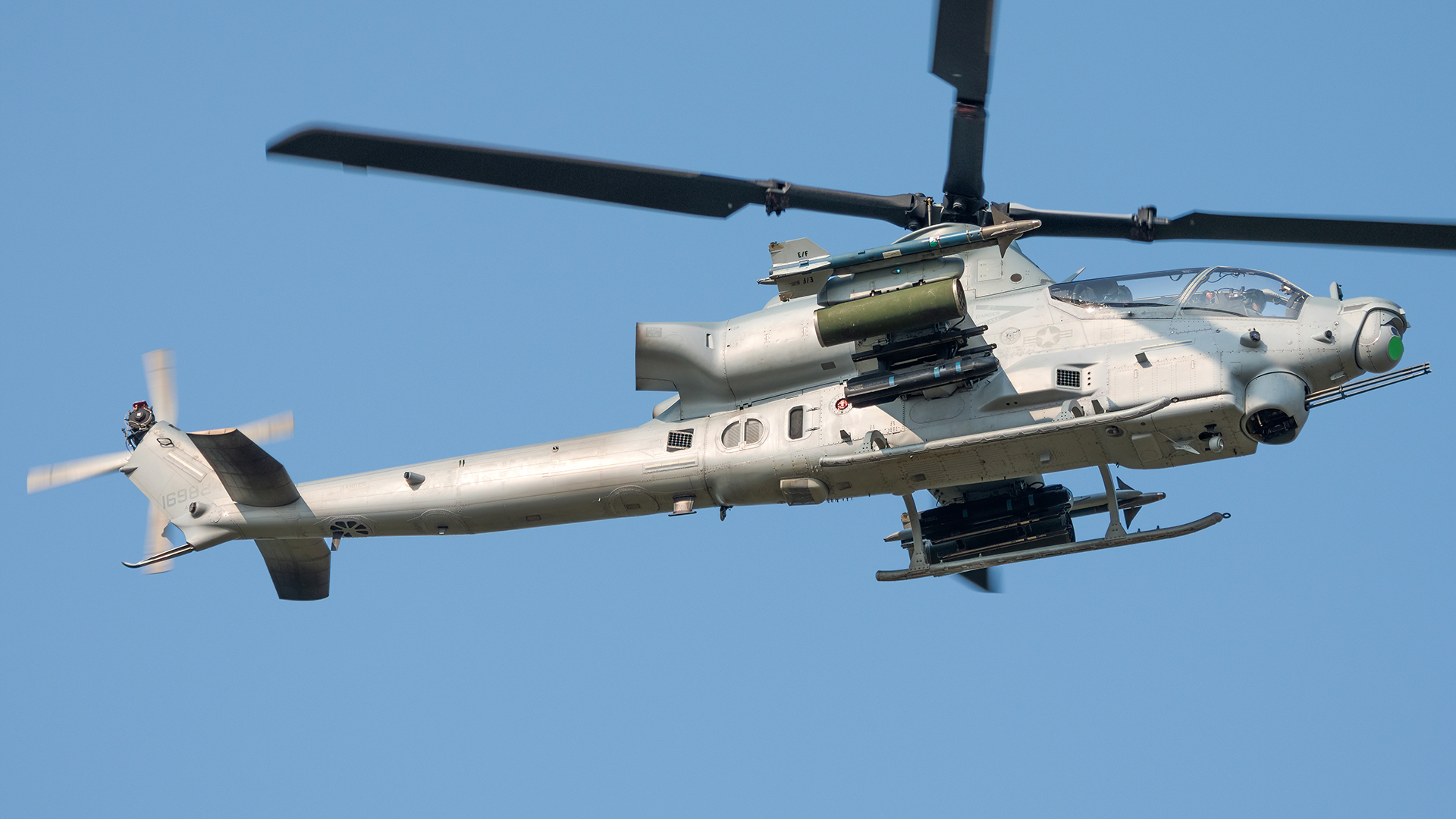 Full size: USN - United States Navy BELL AH-1Z Viper 169824 at Washington Dulles International Airport