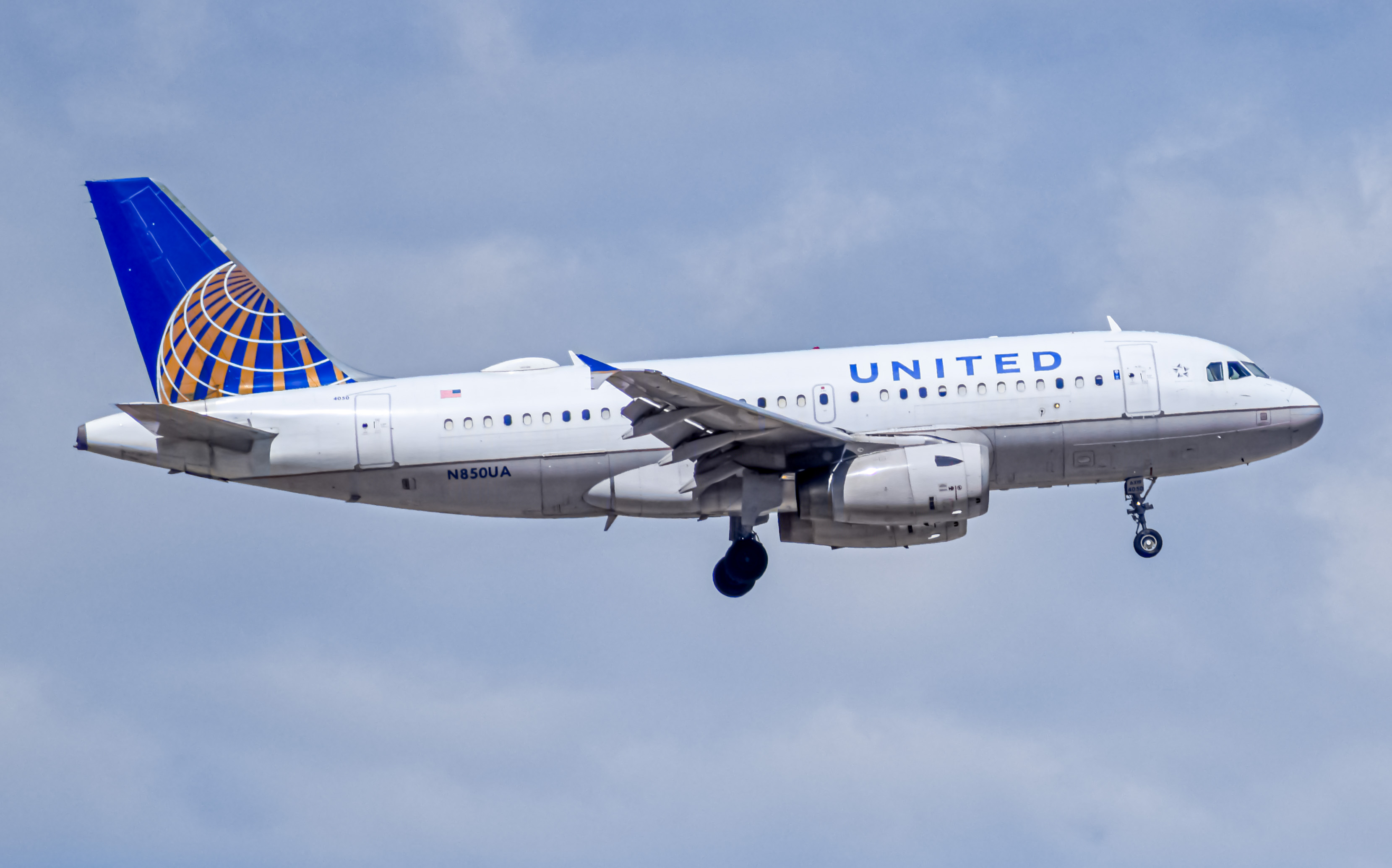 Full size: United Airlines Airbus A319 N850UA at Denver International Airport