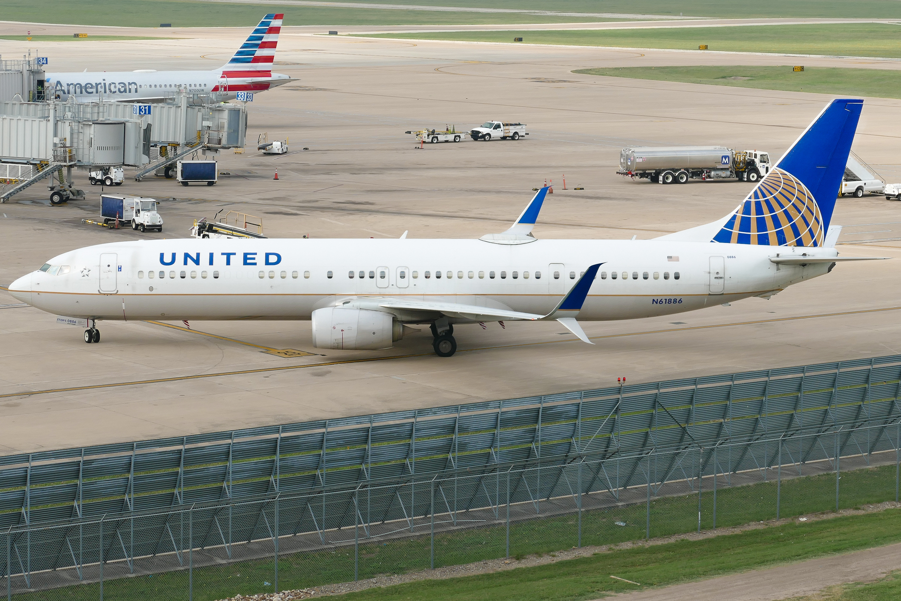 Full size: United Airlines Boeing 737-900ER N61886 at Austin-Bergstrom International Airport