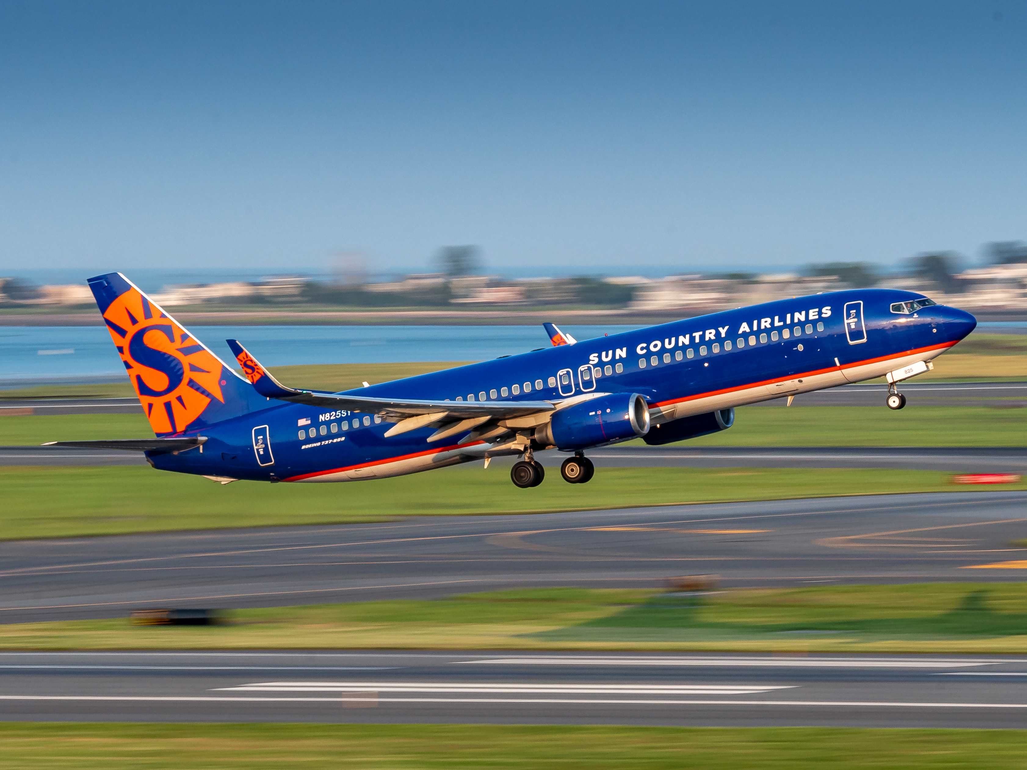 Full size: Sun Country Airlines Boeing 737-800 N825SY at General Edward Lawrence Logan International Airport