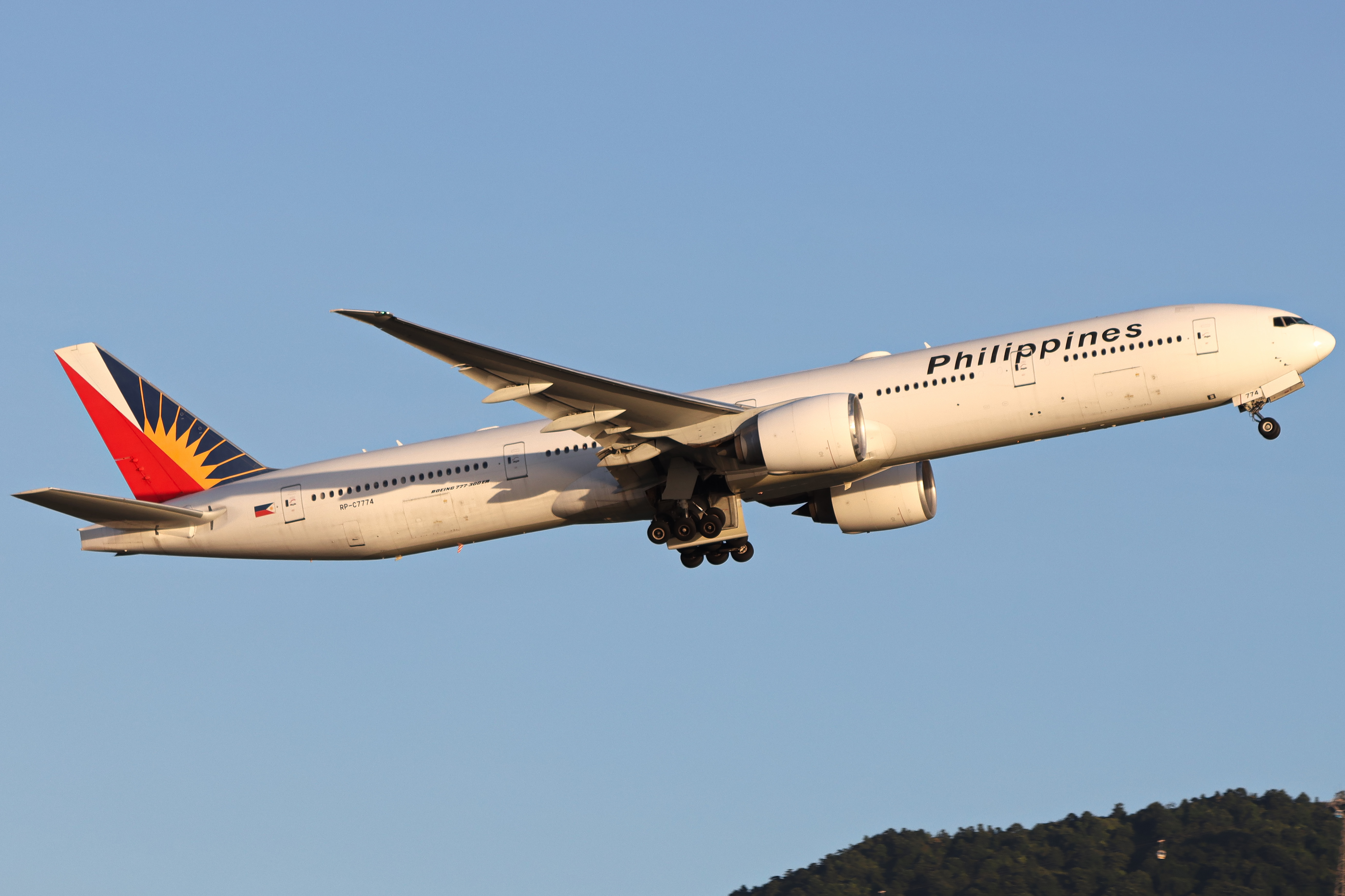 Full size: Philippine Airlines Boeing 777-300ER RP-C7774 at Hong Kong International Airport