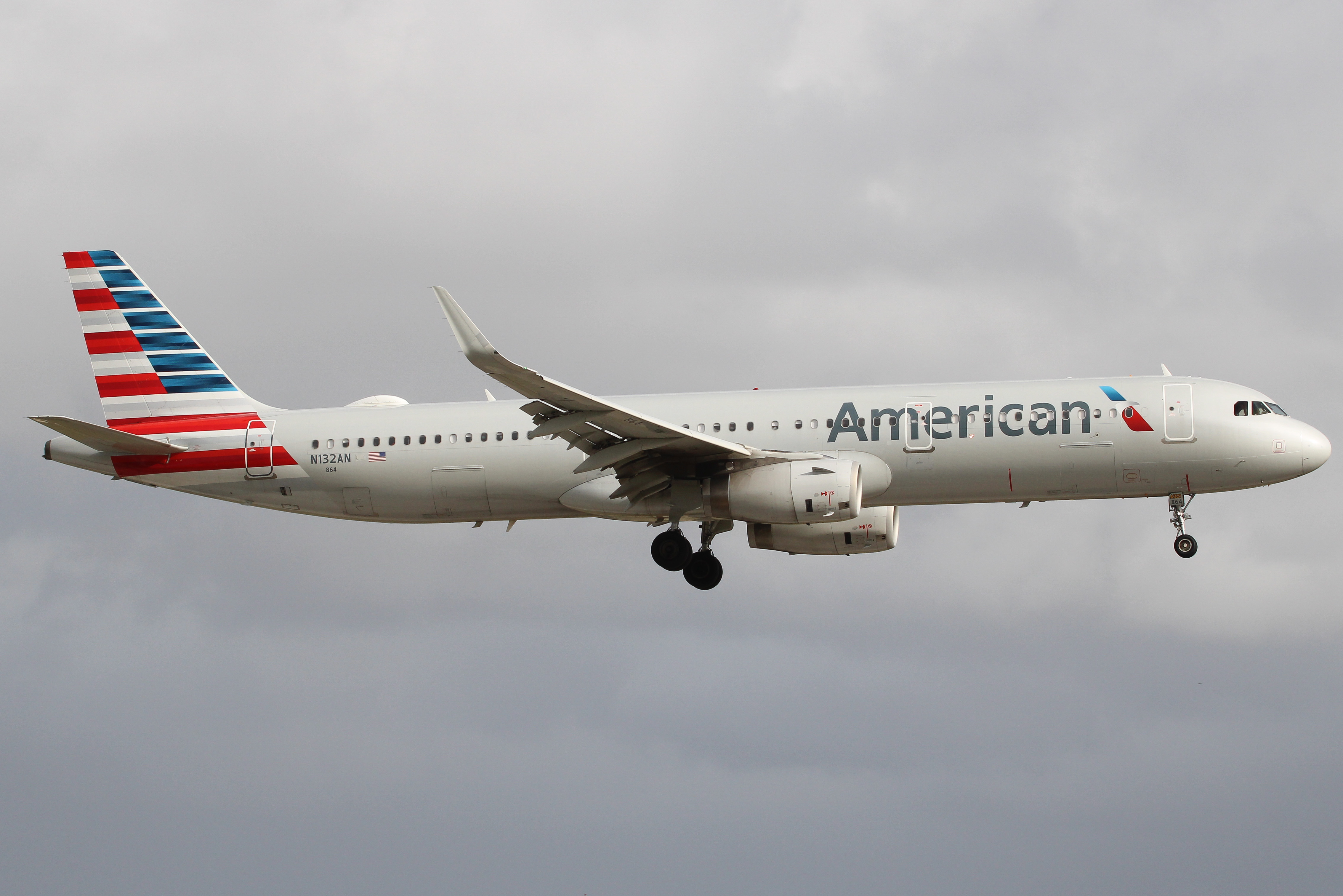 Full size: American Airlines Airbus A321-200 N132AN at Miami International Airport