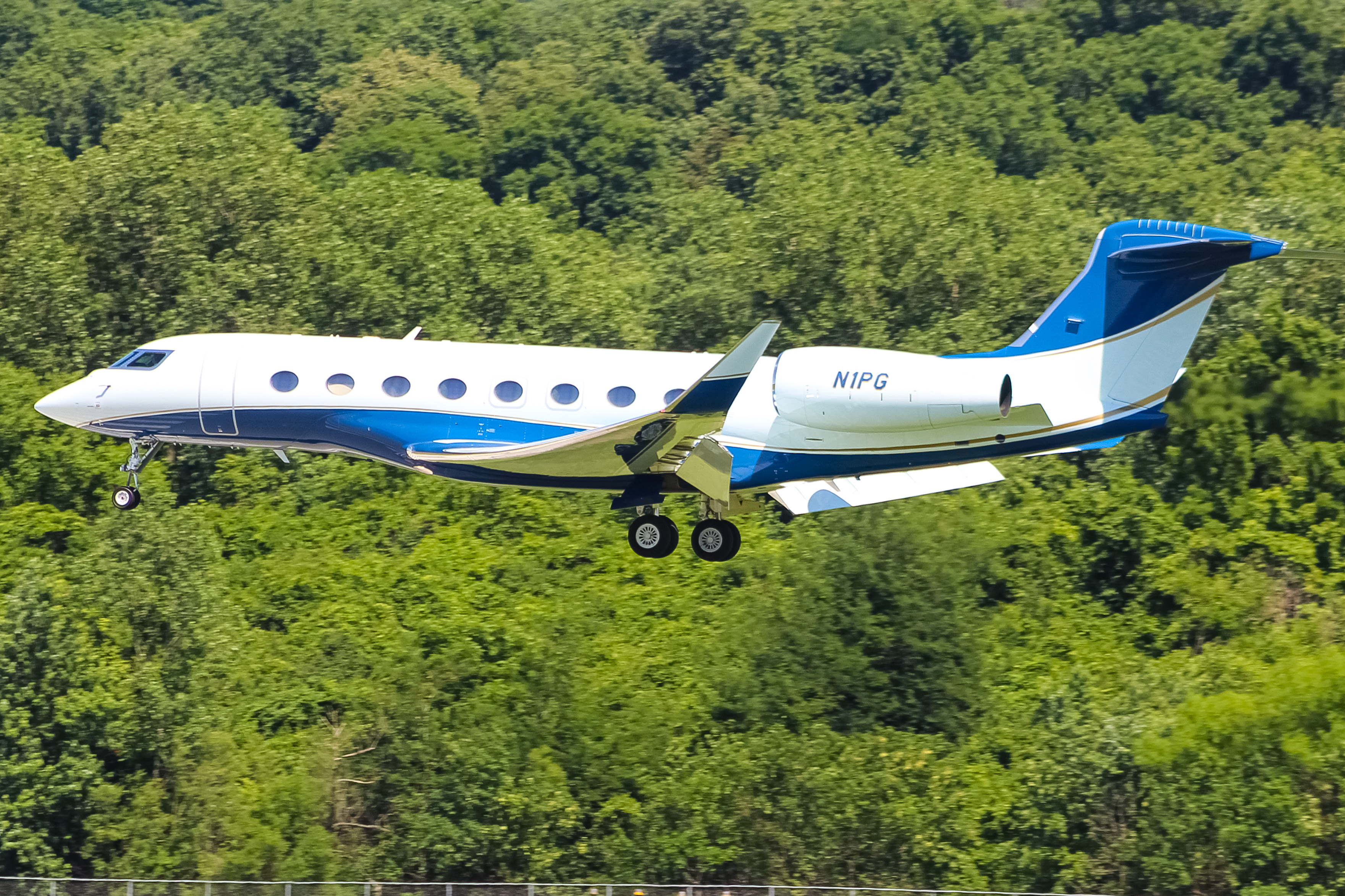 Full size: PRIVATE  Gulfstream G650 N1PG at Cincinnati Municipal Airport/Lunken Field